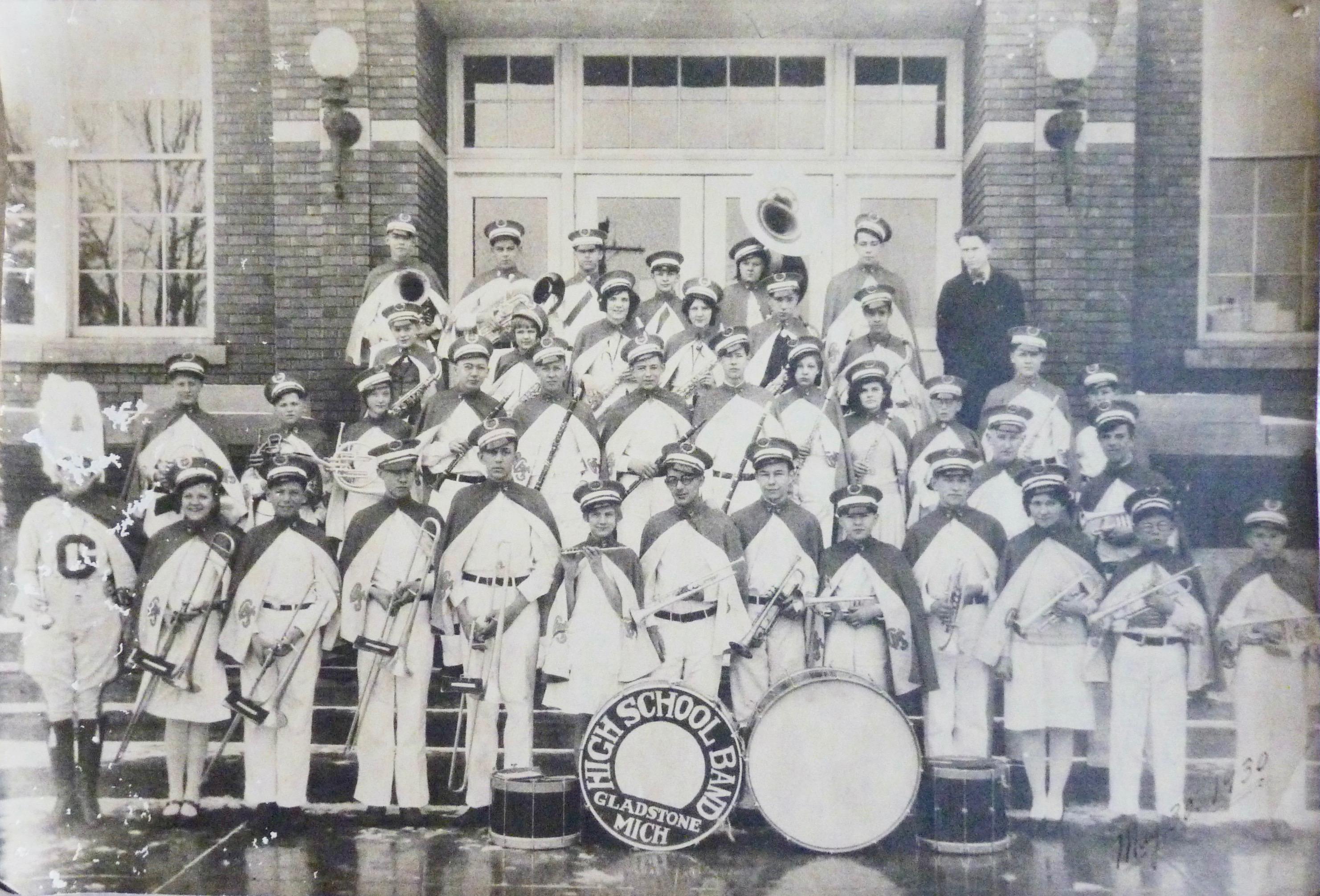 hIGH SCHOOL BAND GLADSTONE MICHIGAN 1930 r/marchingband
