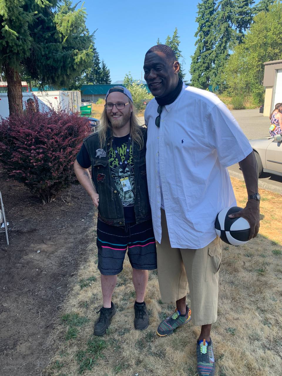 Got to hang out and smoke weed with Shawn Kemp. Stellar guy and a childhood hero. r/pics