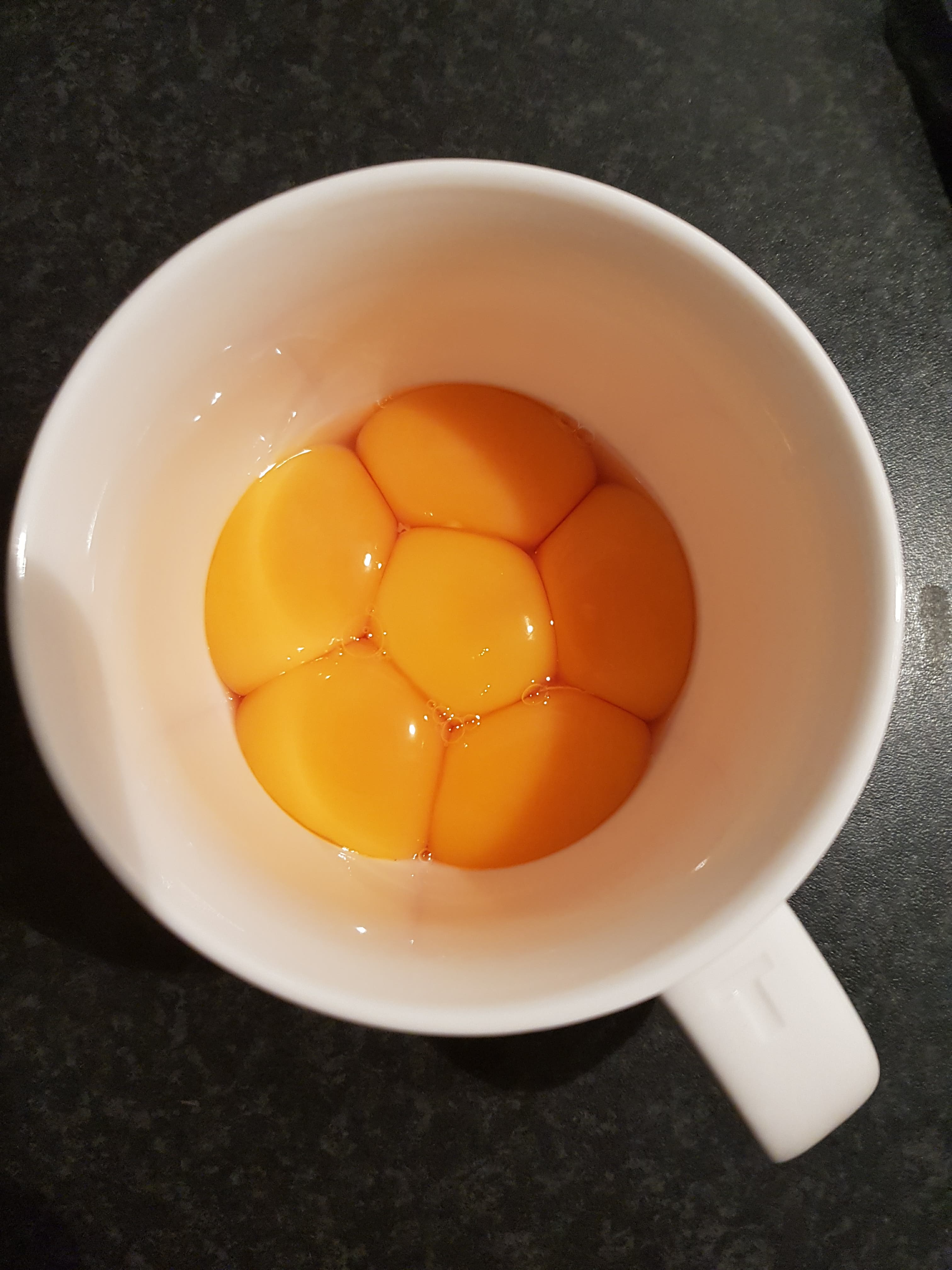 The way these egg yolks look in a mug... r/oddlysatisfying