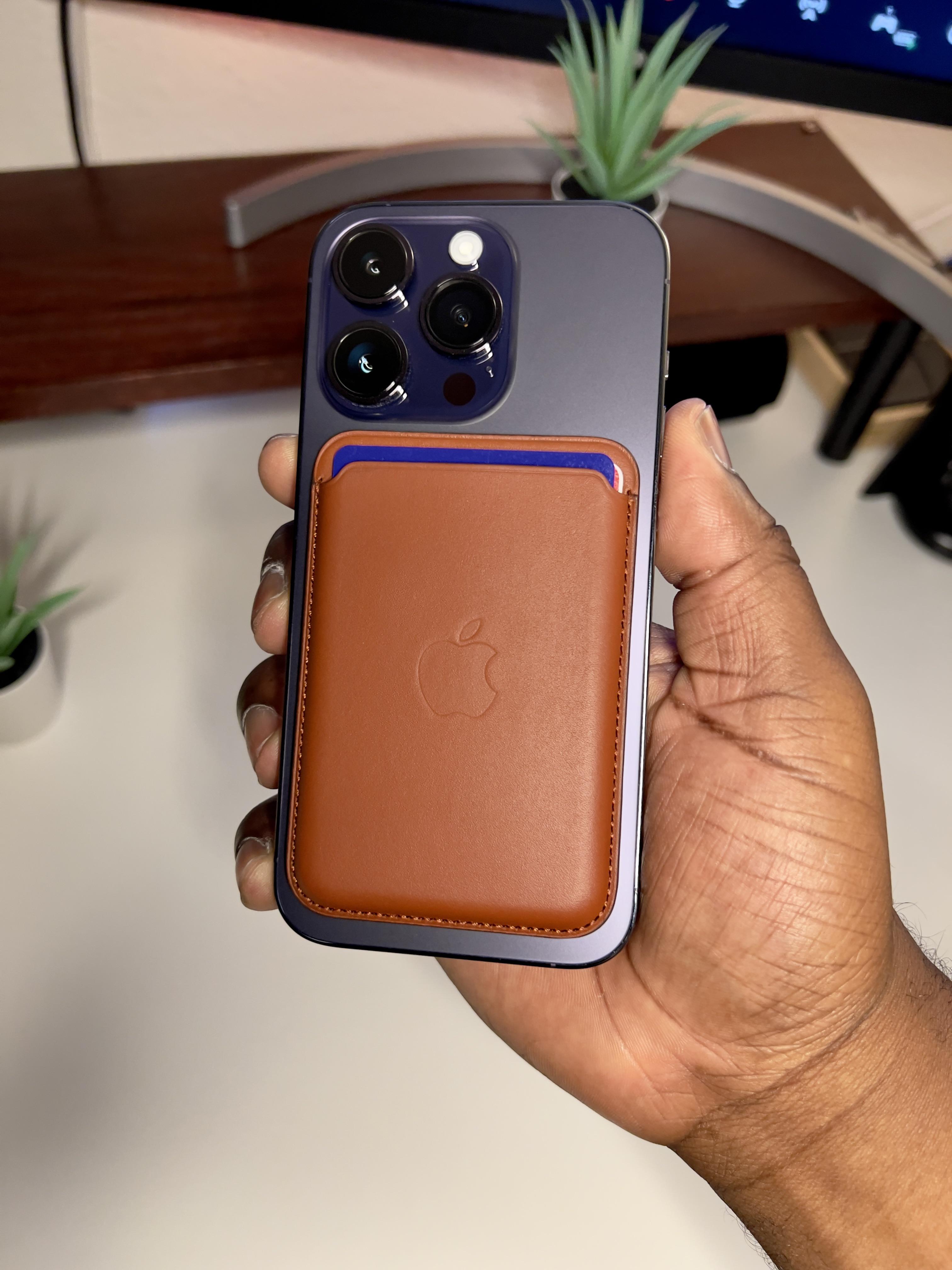 Deep Purple looks so, so perfect with the Umber Magsafe wallet r/iphone