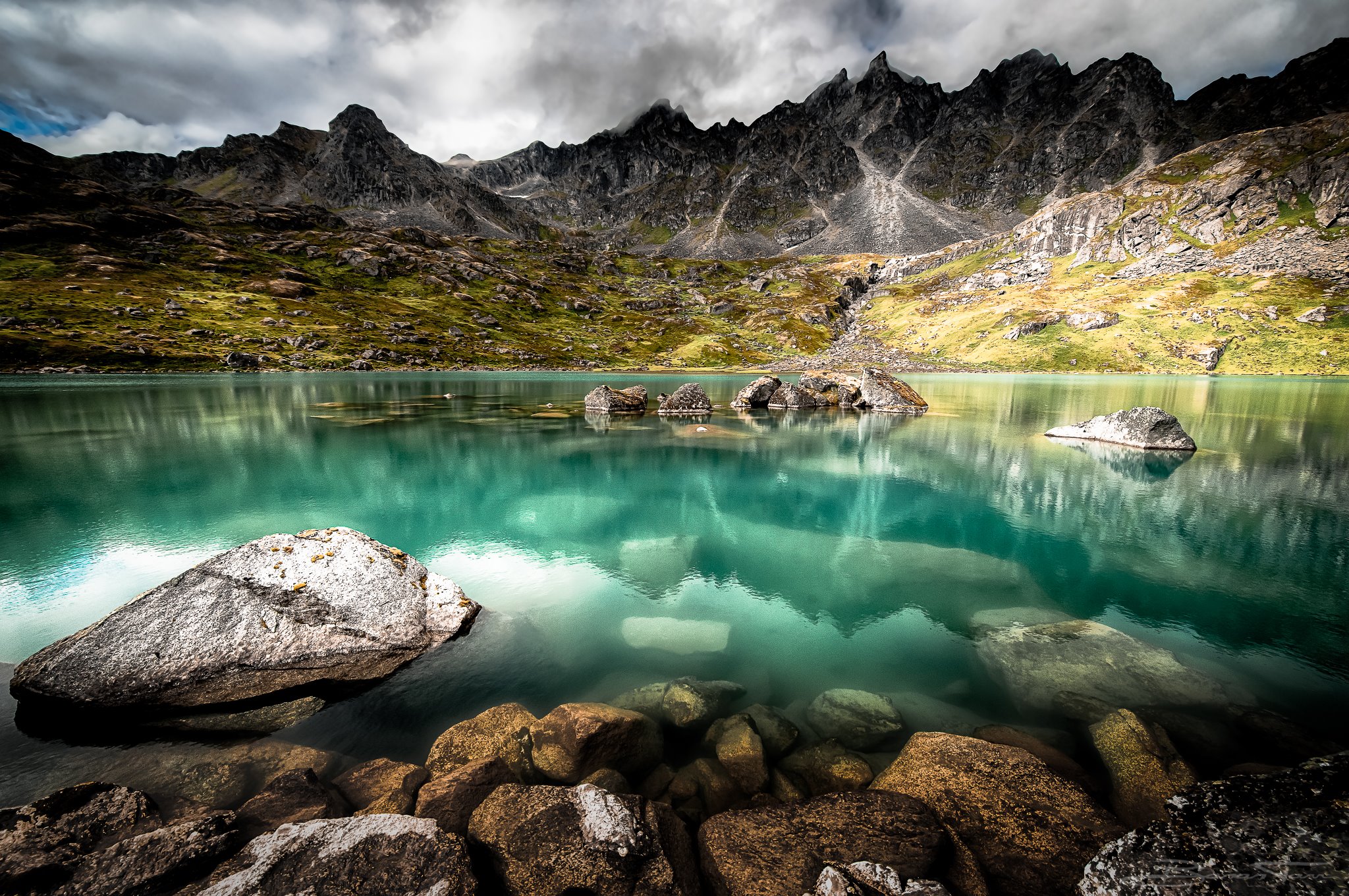 The deep turquoise waters of Lower Reed Lake in Alaska [OC][2048x1360