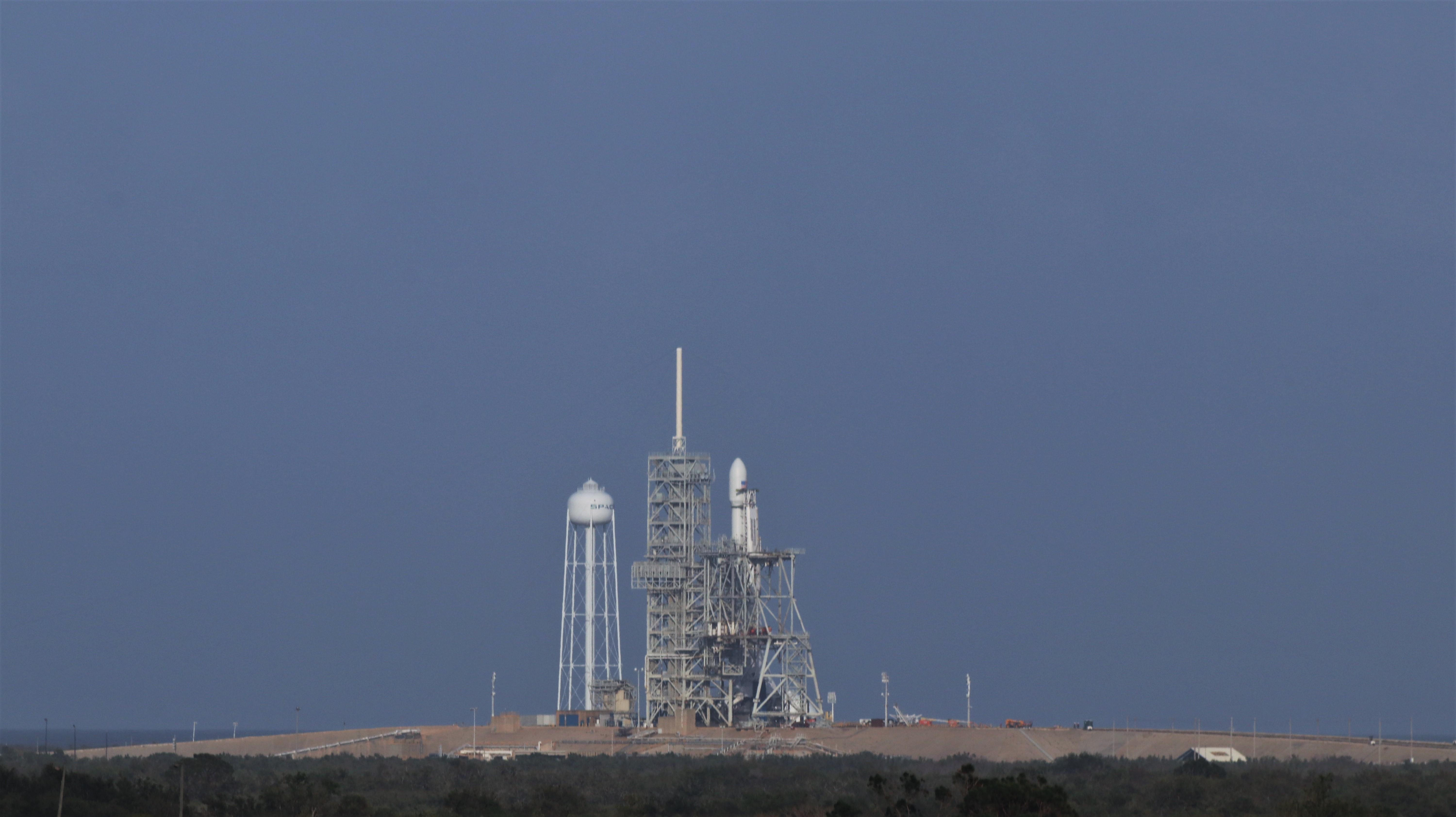 [OC] SpaceX ZUMA Falcon9 awaiting liftoff (6000x3368) r/spaceporn