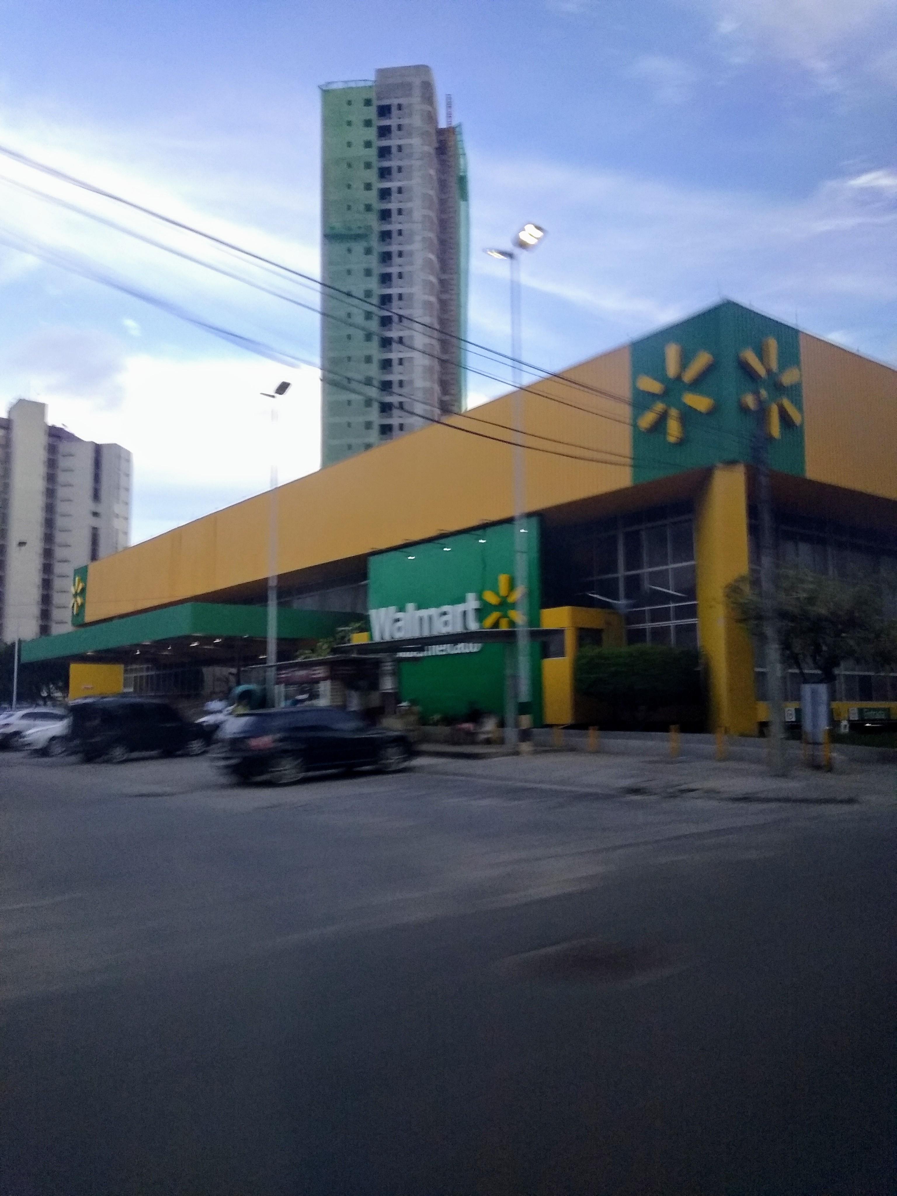 The yellow/green Walmart I found in Brazil r/mildlyinteresting