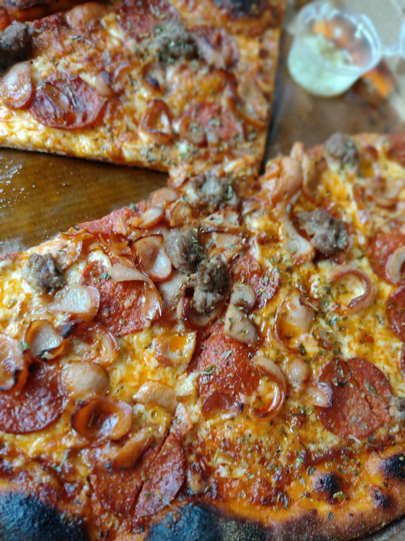 New place in town, stone oven🍕 r/Pizza