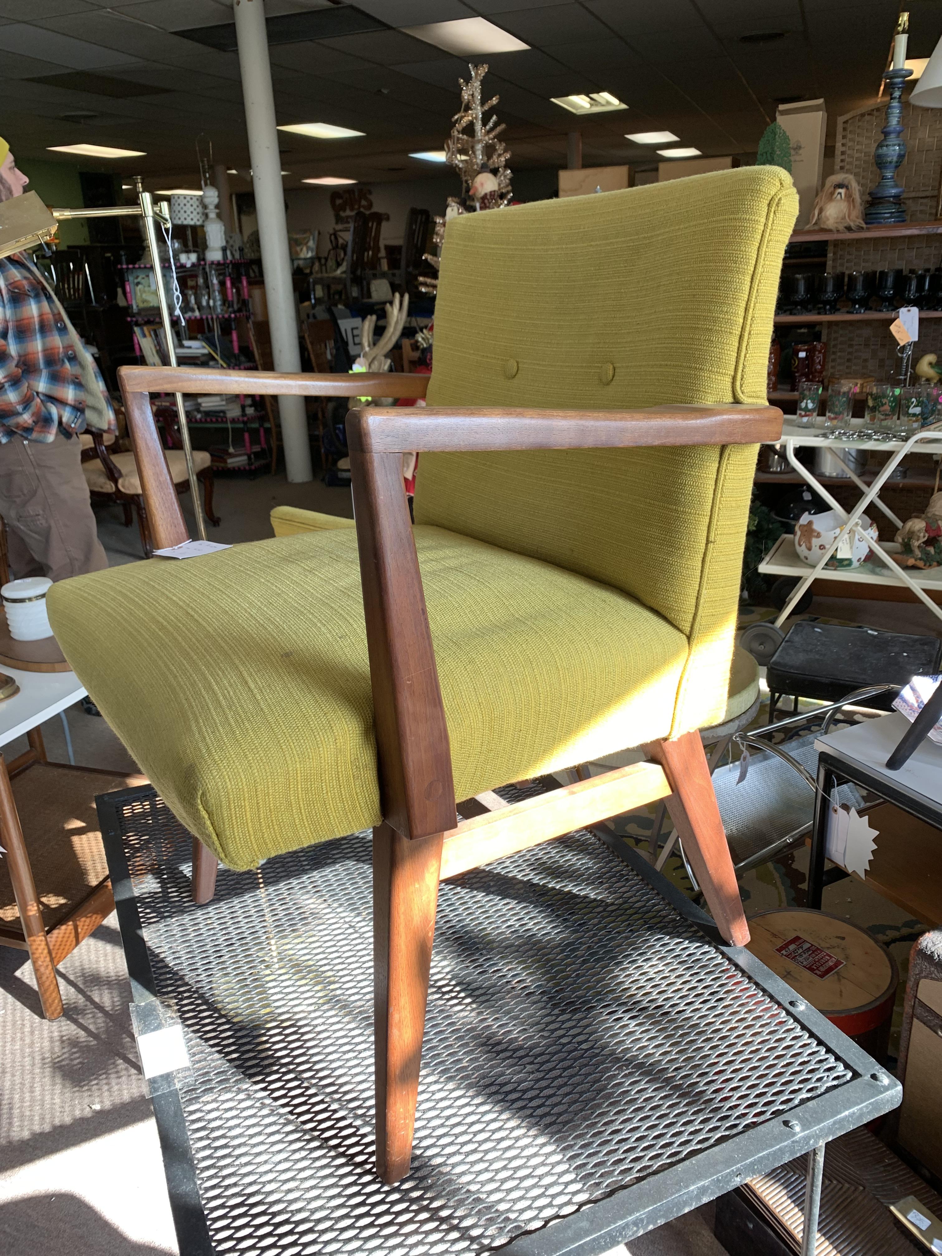 New (to me) MCM dining chairs. Picked these up at a thrift store for