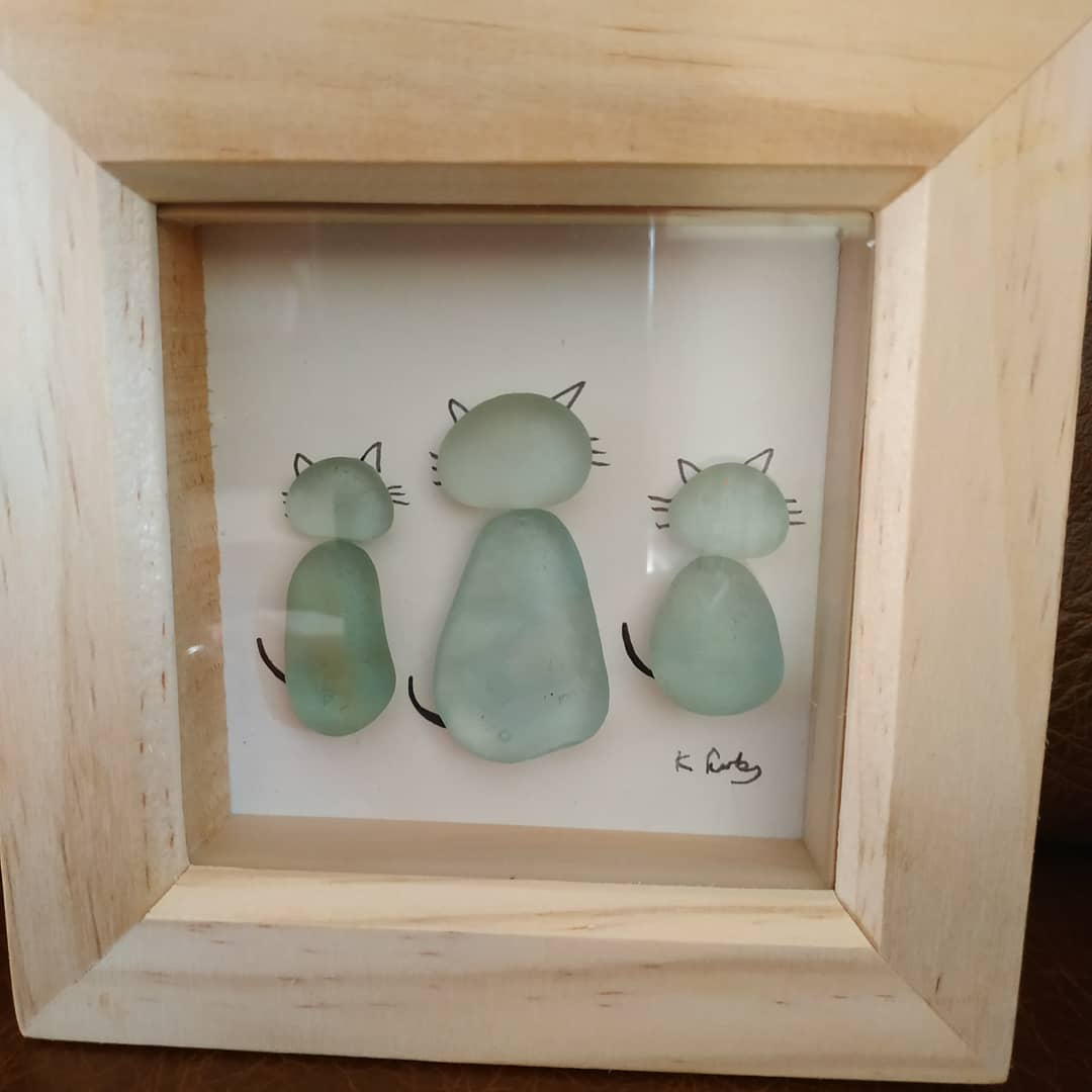 Cute little cats I made today with sea glass r/seaglass