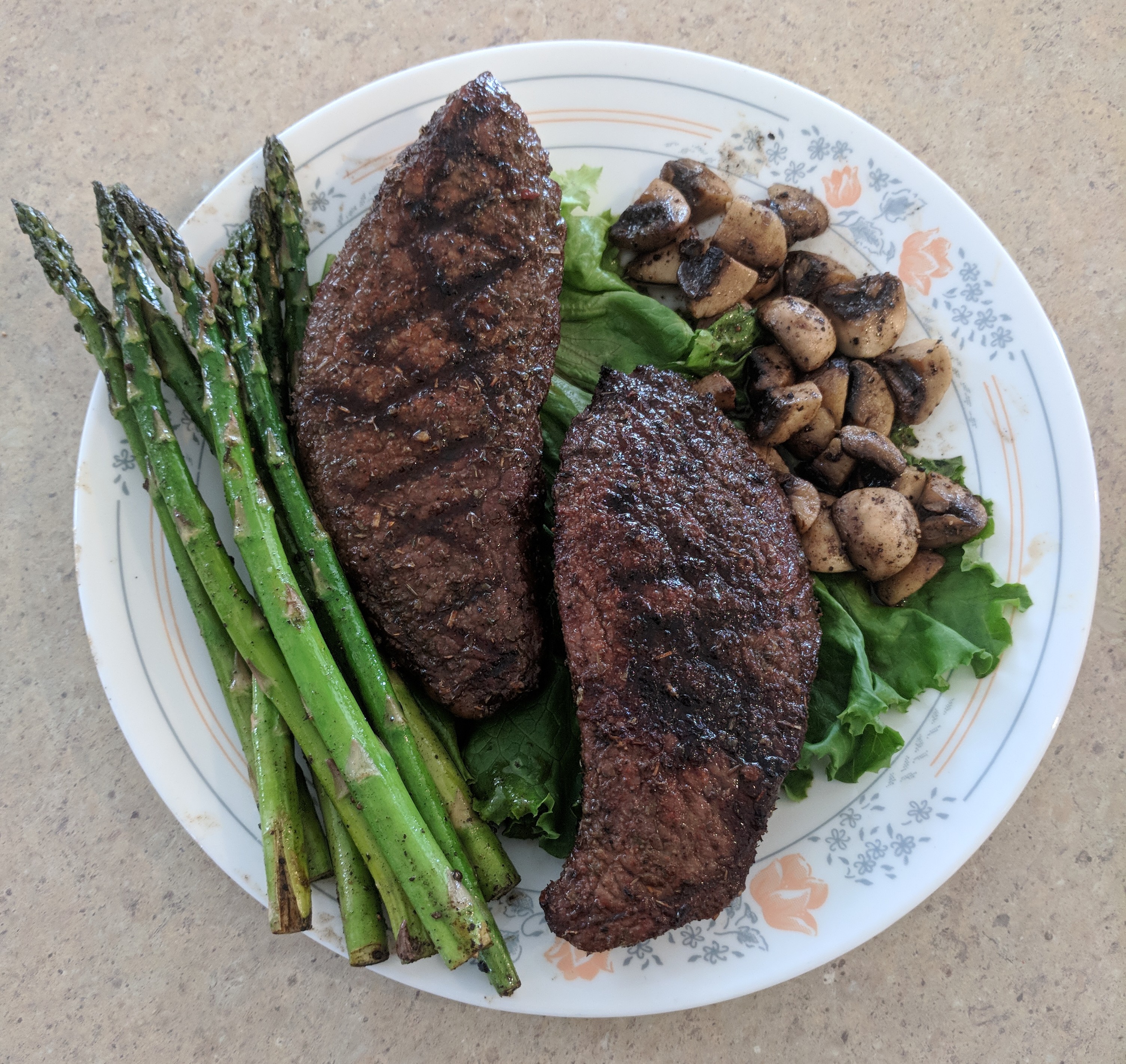 [Homemade] Sirloin steaks with sauteed mushrooms and grilled asparagus