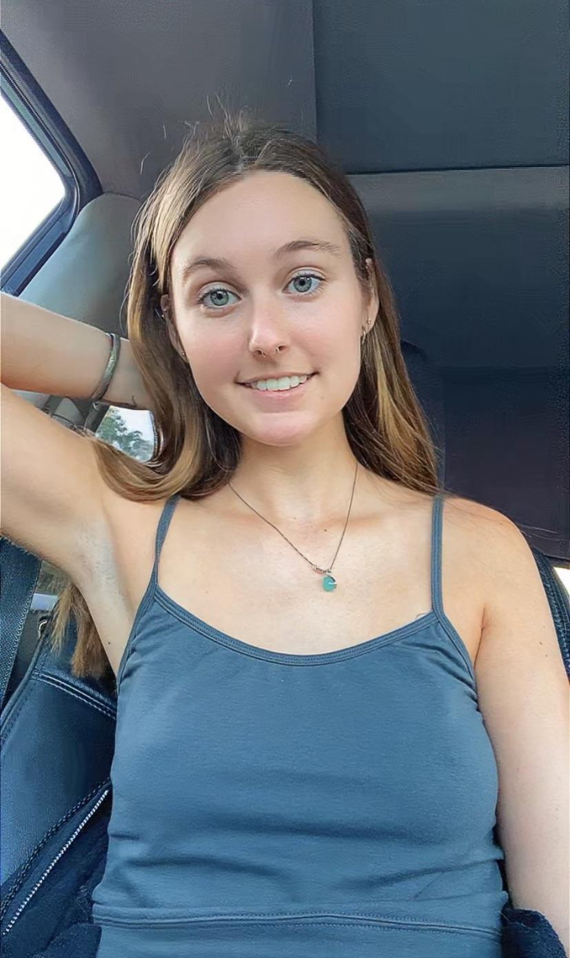 Do I look good for being flat chested : smileygirls