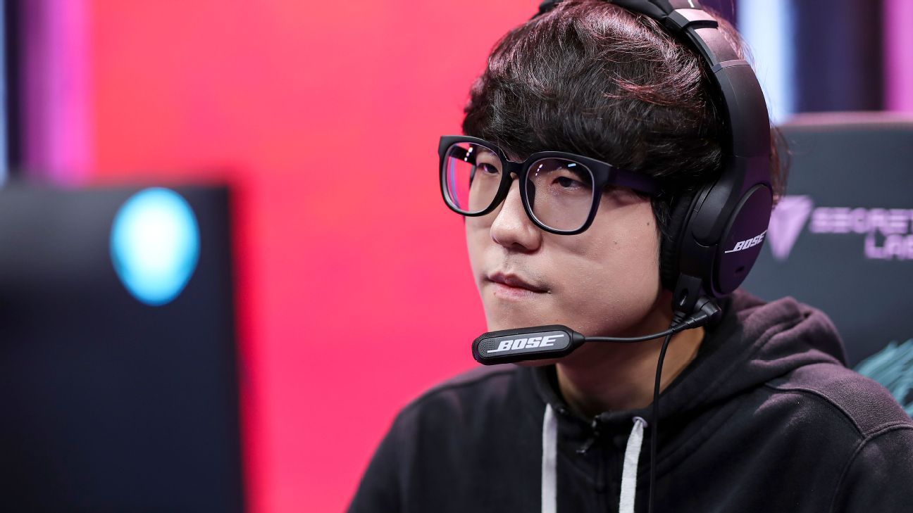 Anyone know which headphones these are? They look like bose gaming but