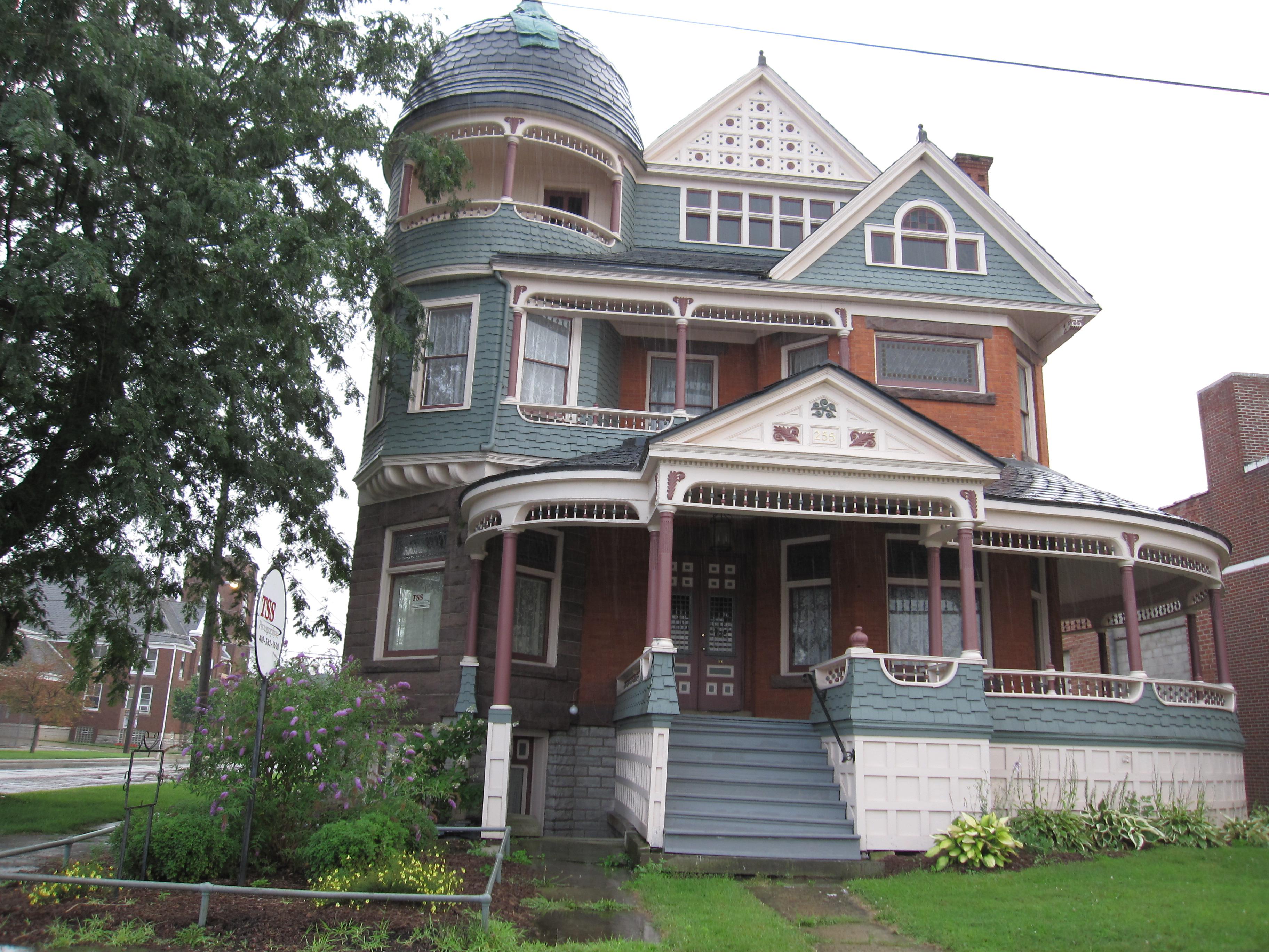 Interesting and historic Queen Anne Revival in Bucyrus, Ohio, USA. r/coolhouses