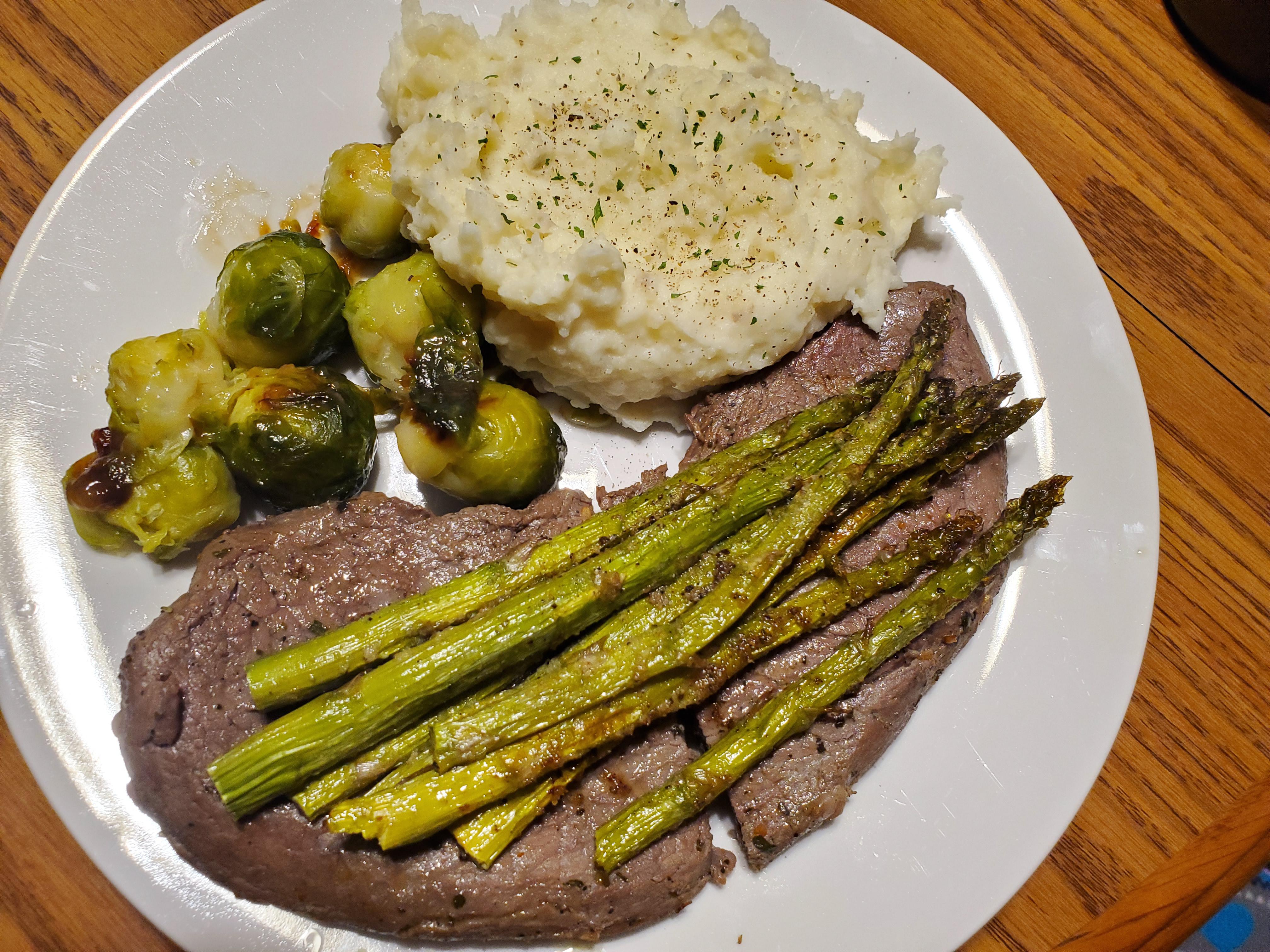 [HOMEMADE] Ovencooked top sirloin steak, oven roasted asparagus, stove