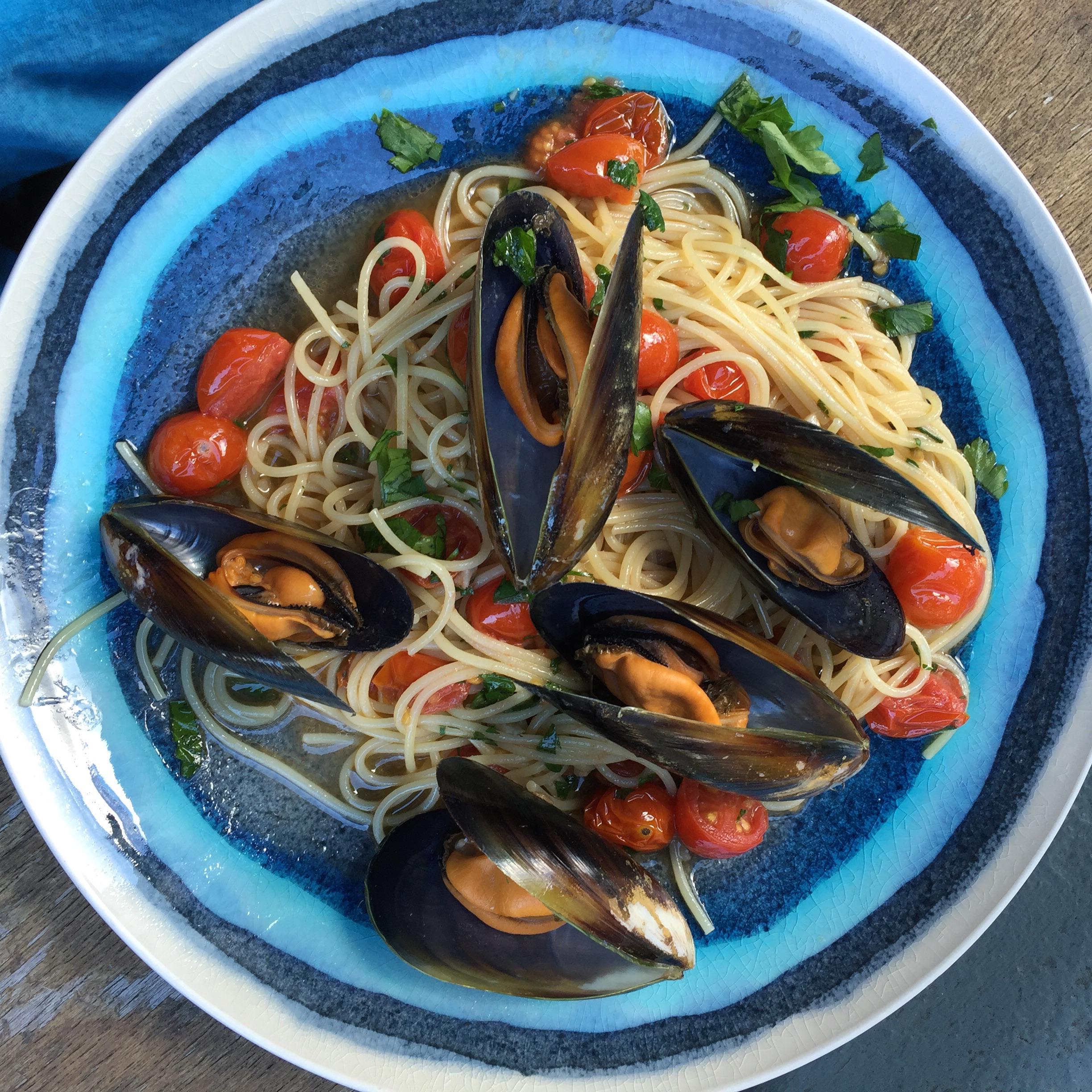 [HOMEMADE] Spaghetti with mussels, white wine, tomato and garlic r/food