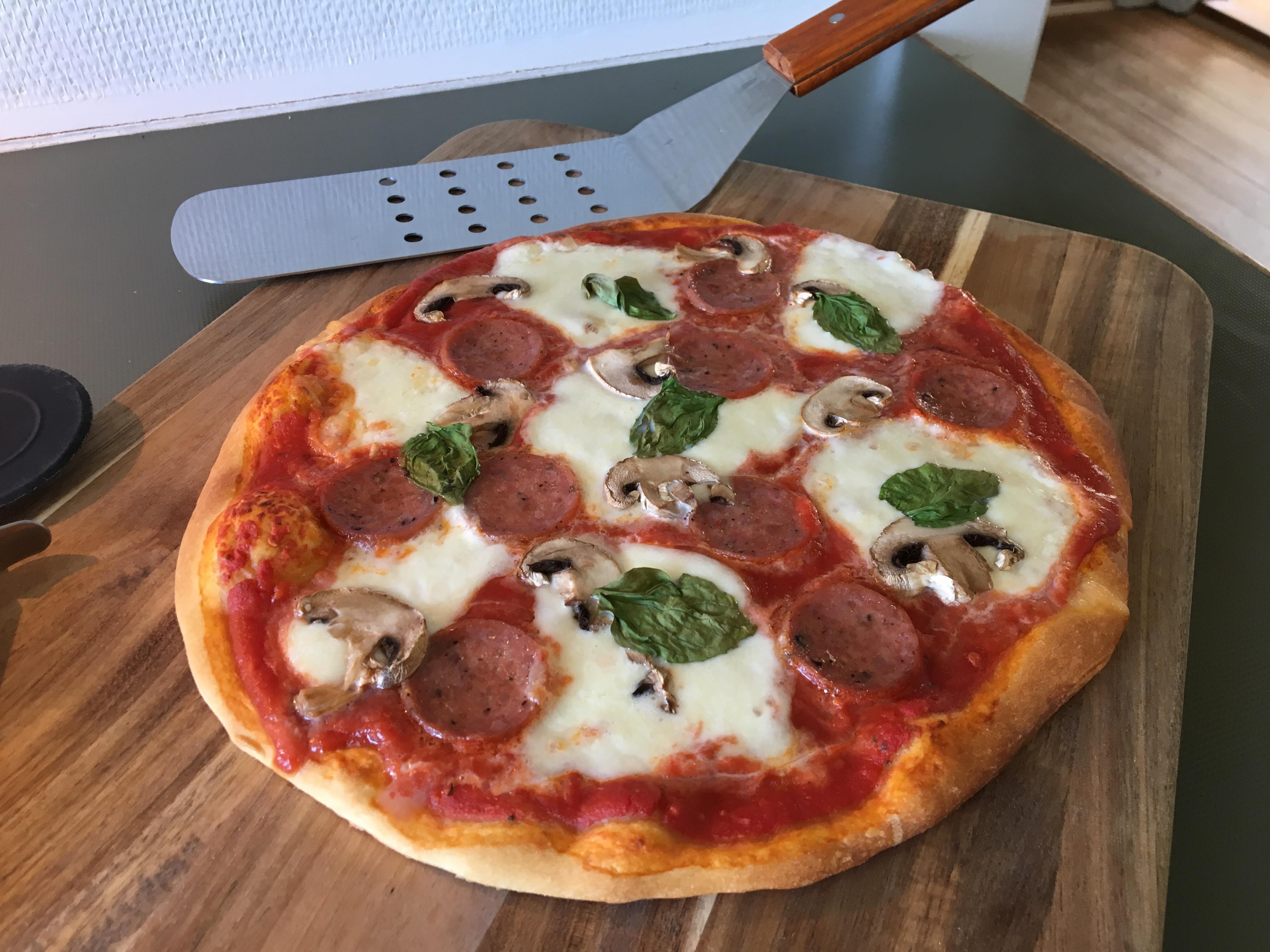 [Homemade] Pizza with mozzarella, smoked salami, Danish portobello and