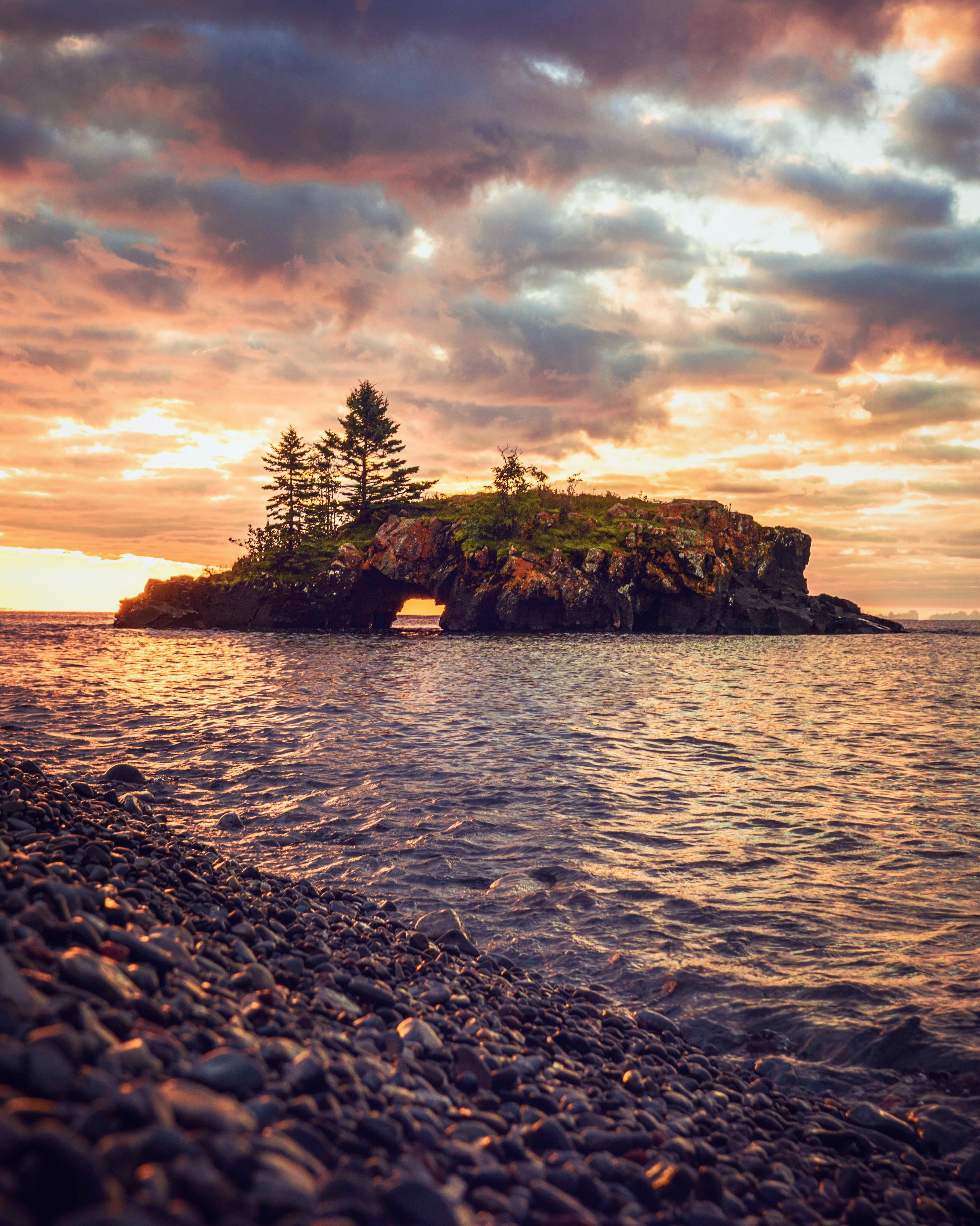 Beautiful sunrise over the North Shore in Minnesota [OC] [3962x4952