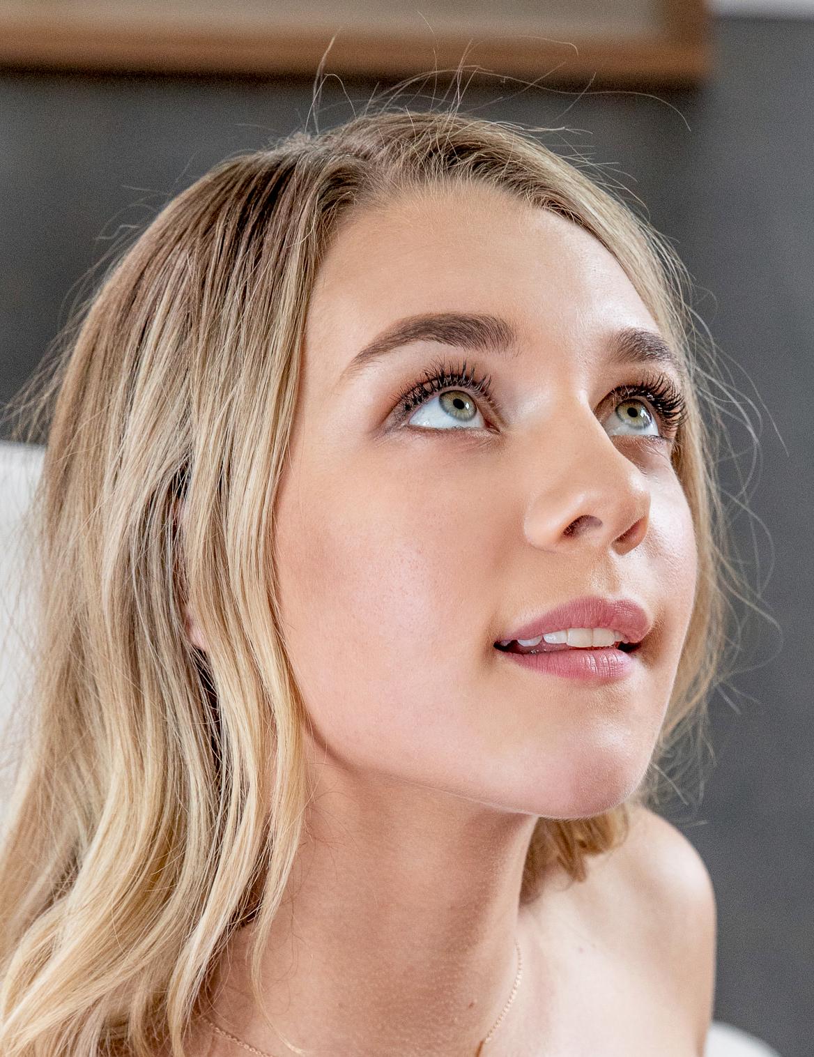 Gabbie Carter : FamousFaces