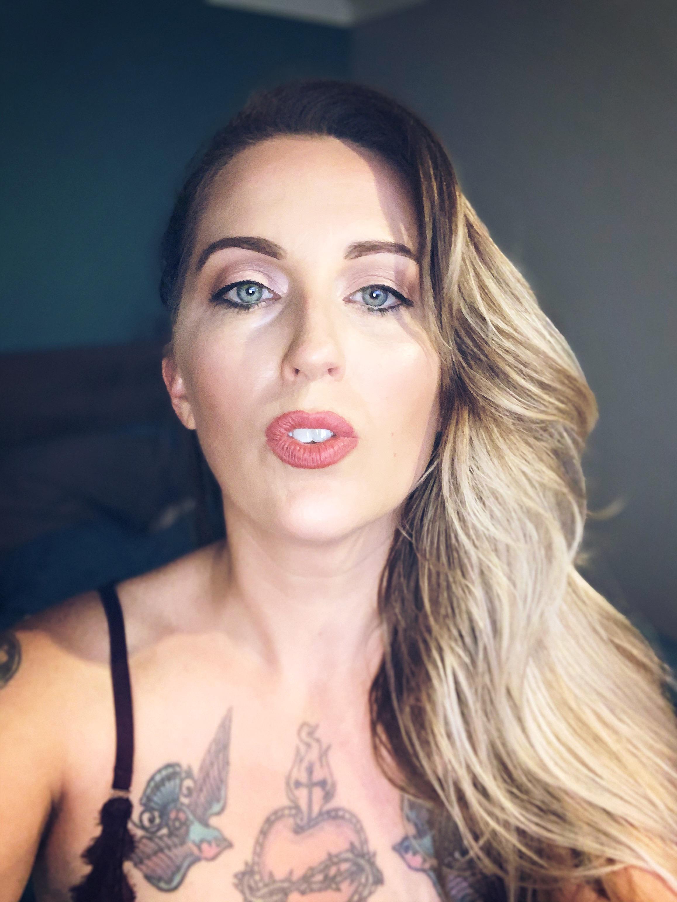 Blonde tattooed milf getting dirty on onlyfans : OnlyFansBlonde