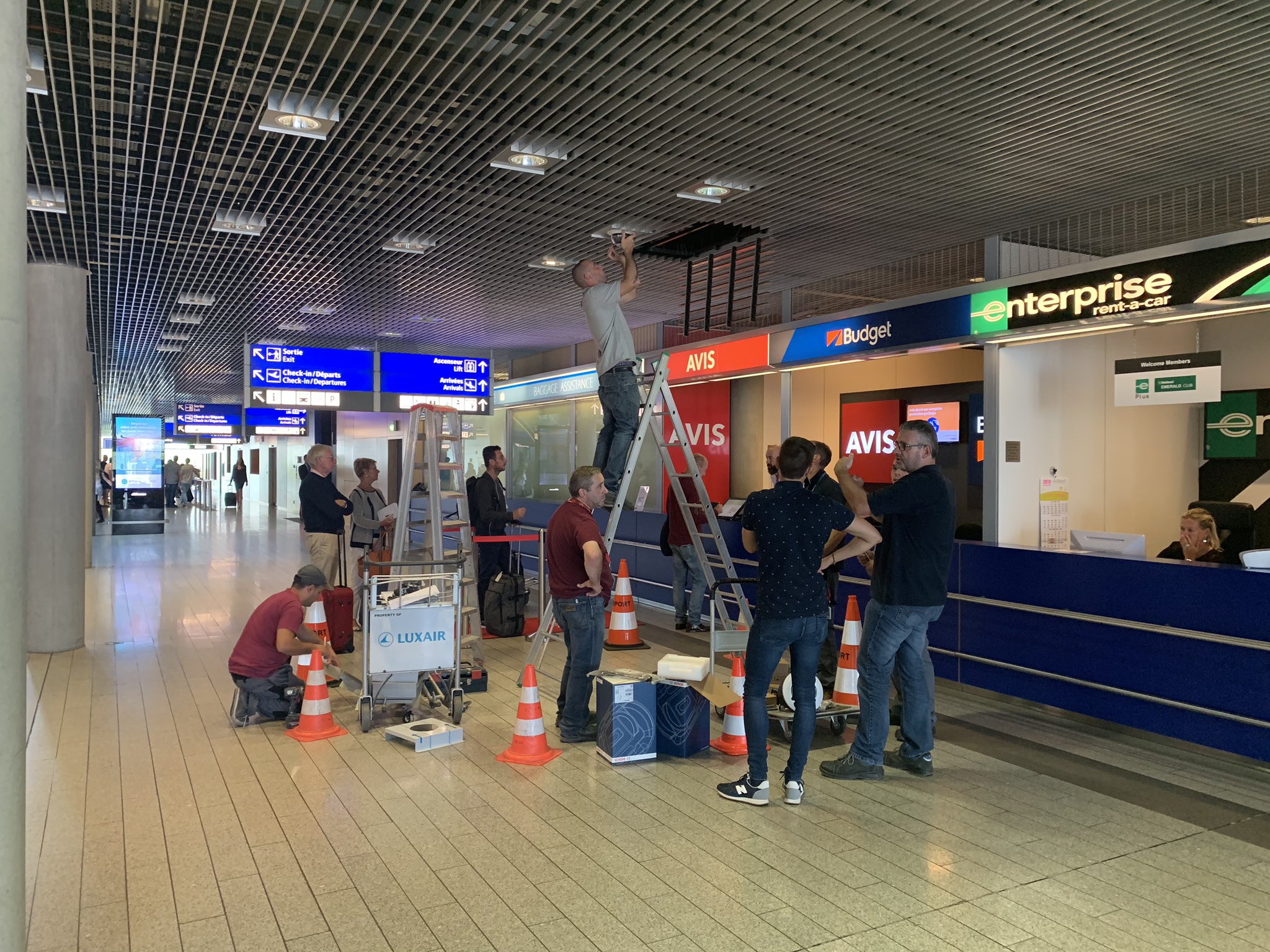 How many French people does it take to change a light bulb? pics