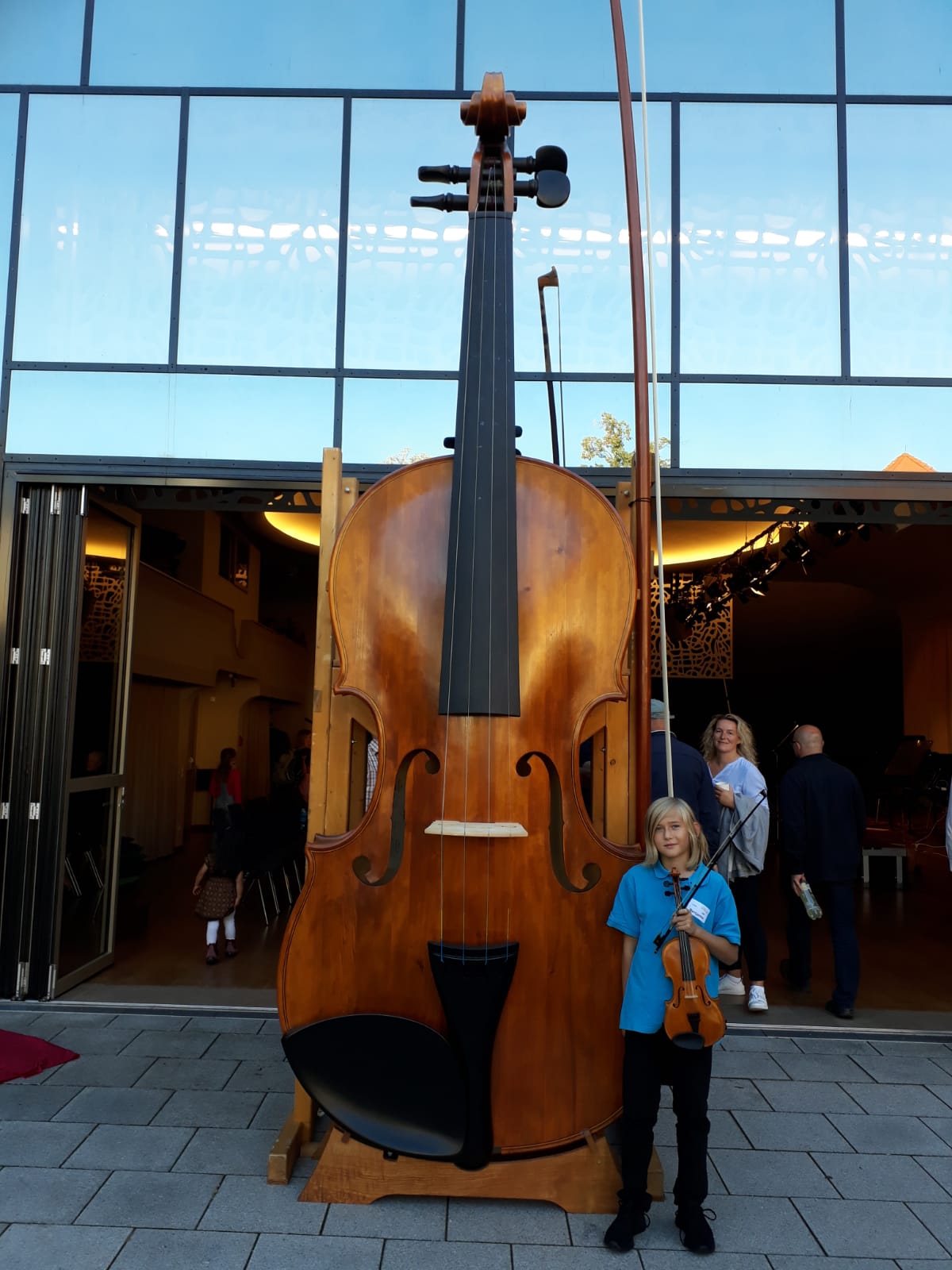the biggest playable violin in the world (it even got his own piece