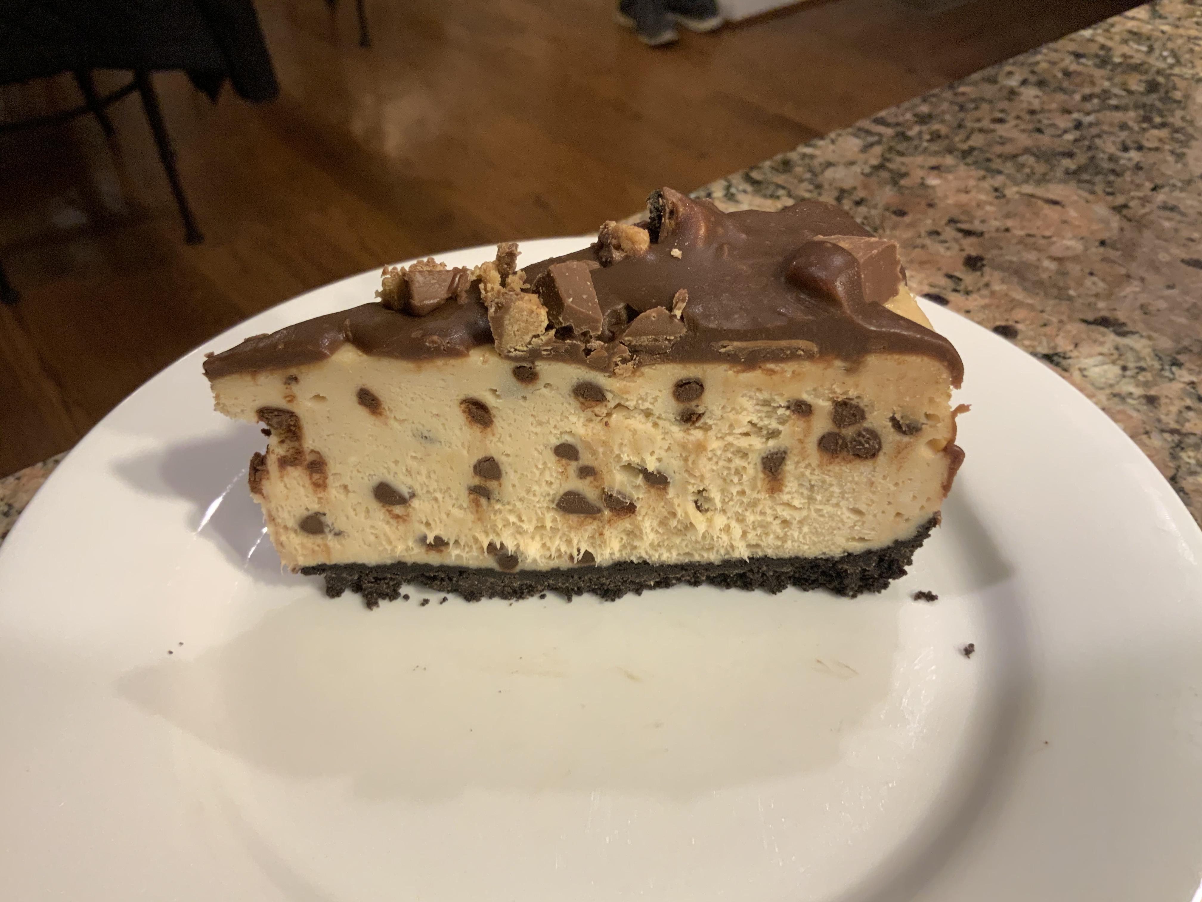 [homemade] peanut butter cheesecake with Oreo crust, chocolate chips
