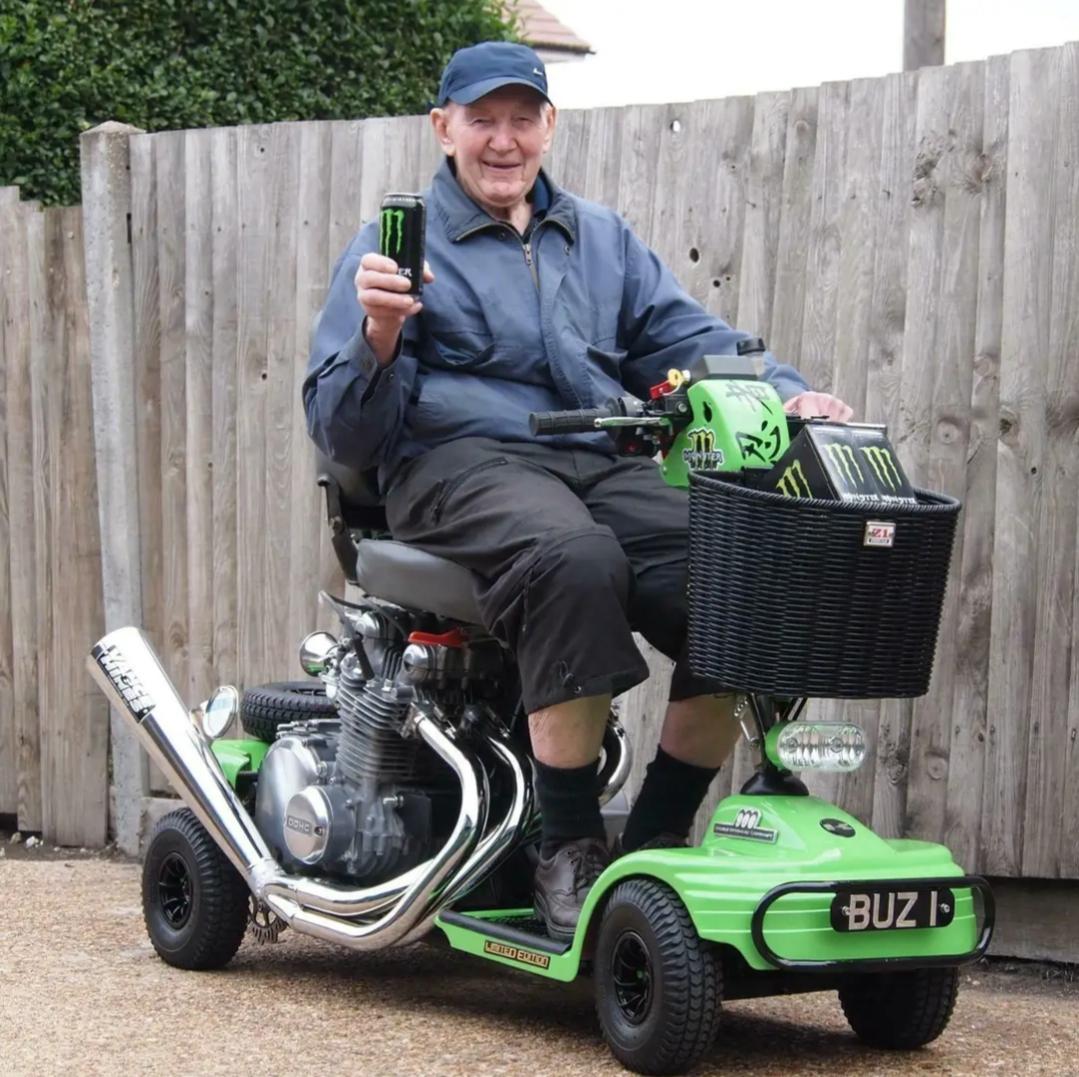 Mobility Scooter with a Kawasaki Z1000 swap, nitrous injected as well r/AwesomeCarMods