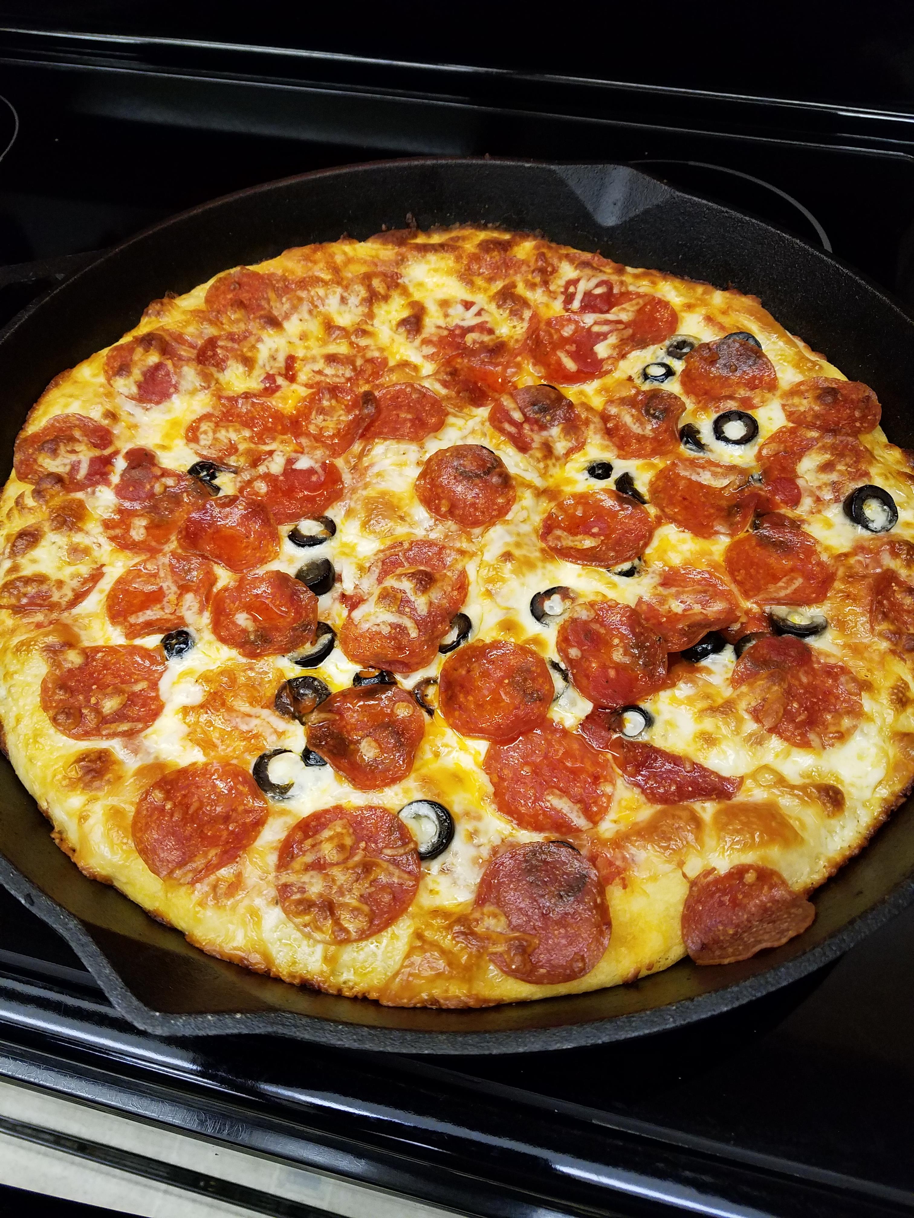 Cast Iron Pizza I made for dinner r/Pizza