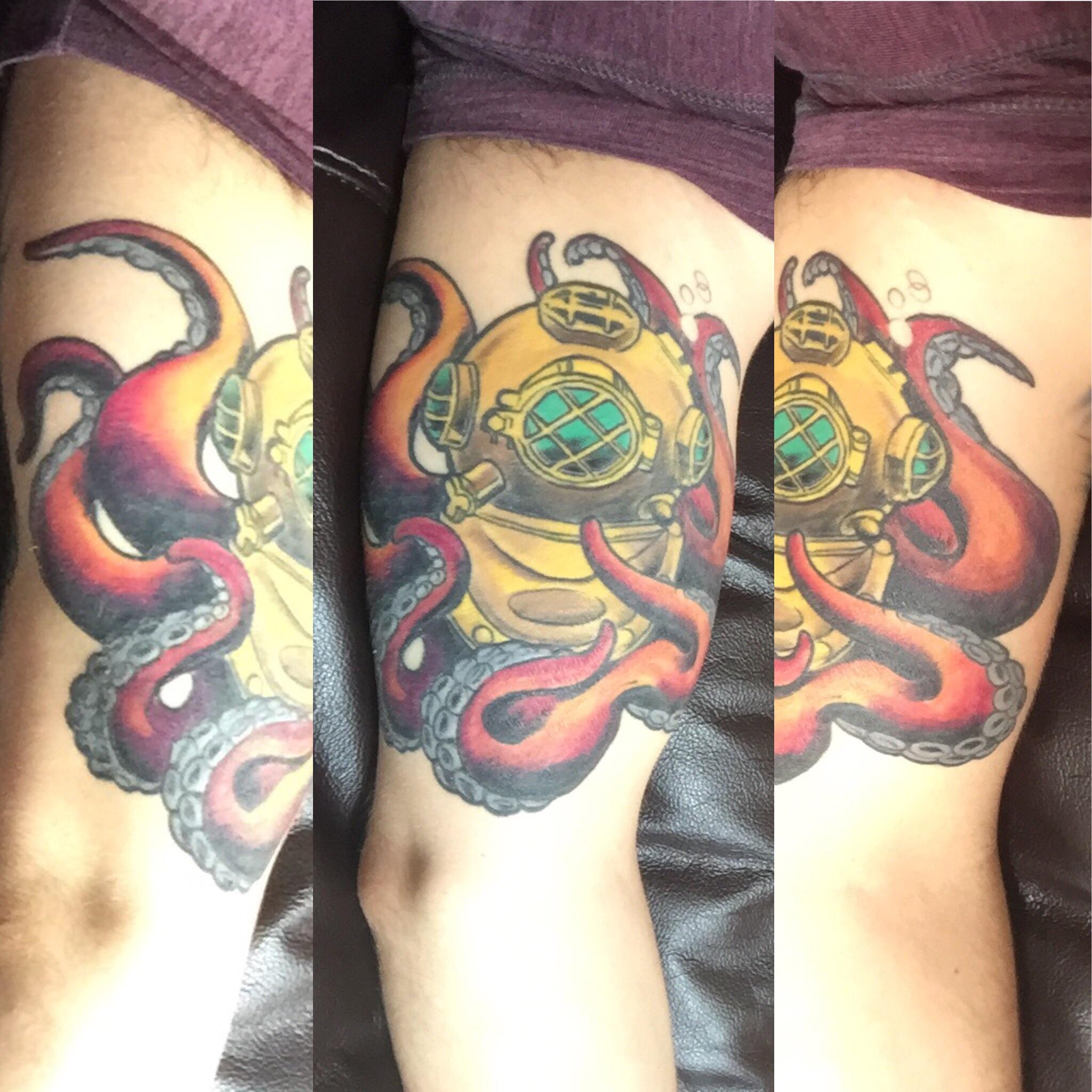 Octopus in a diving helmet Margo Venomous, Holy City