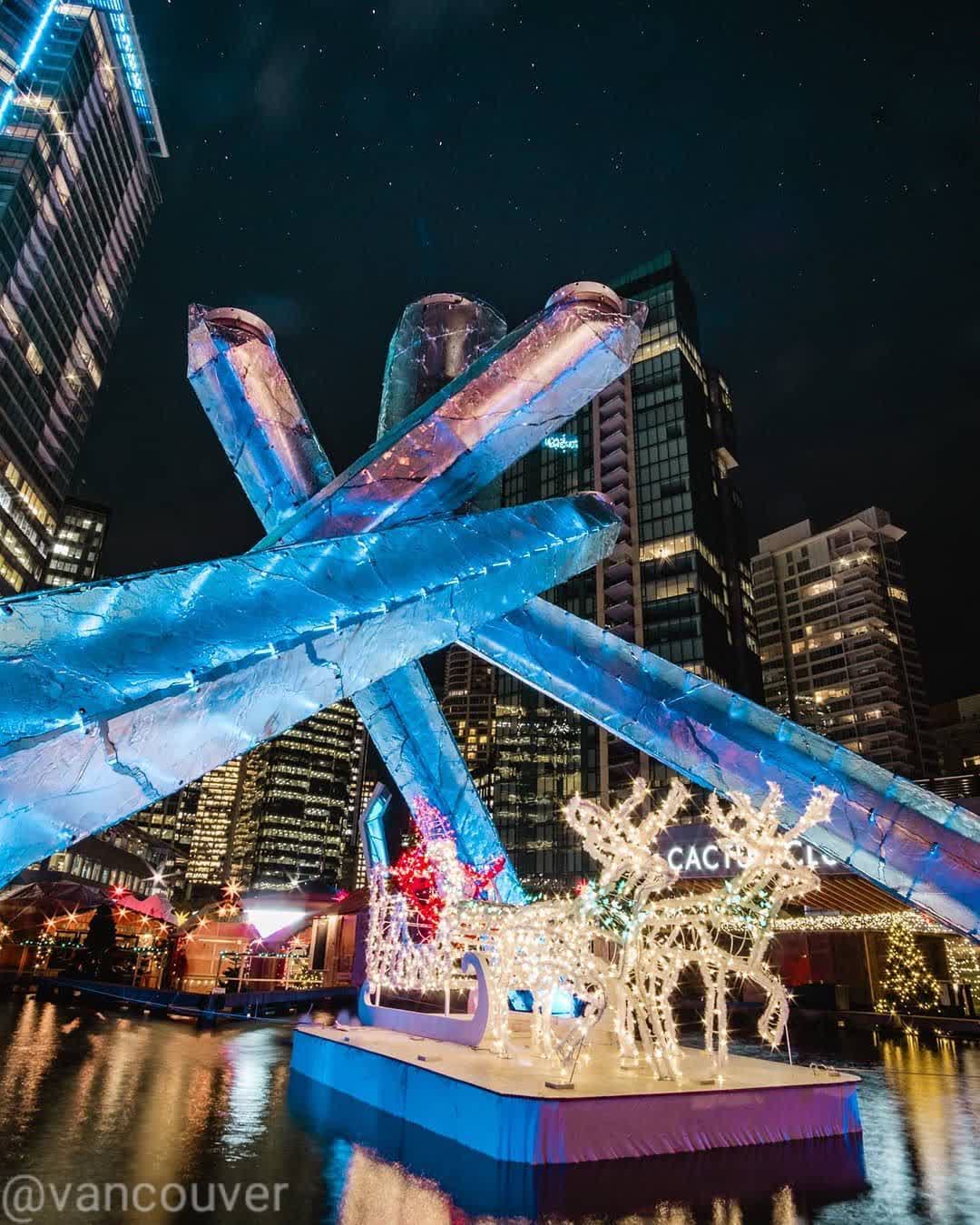 Christmas decorations at Vancouver , British Columbia , Canada r/CityPorn