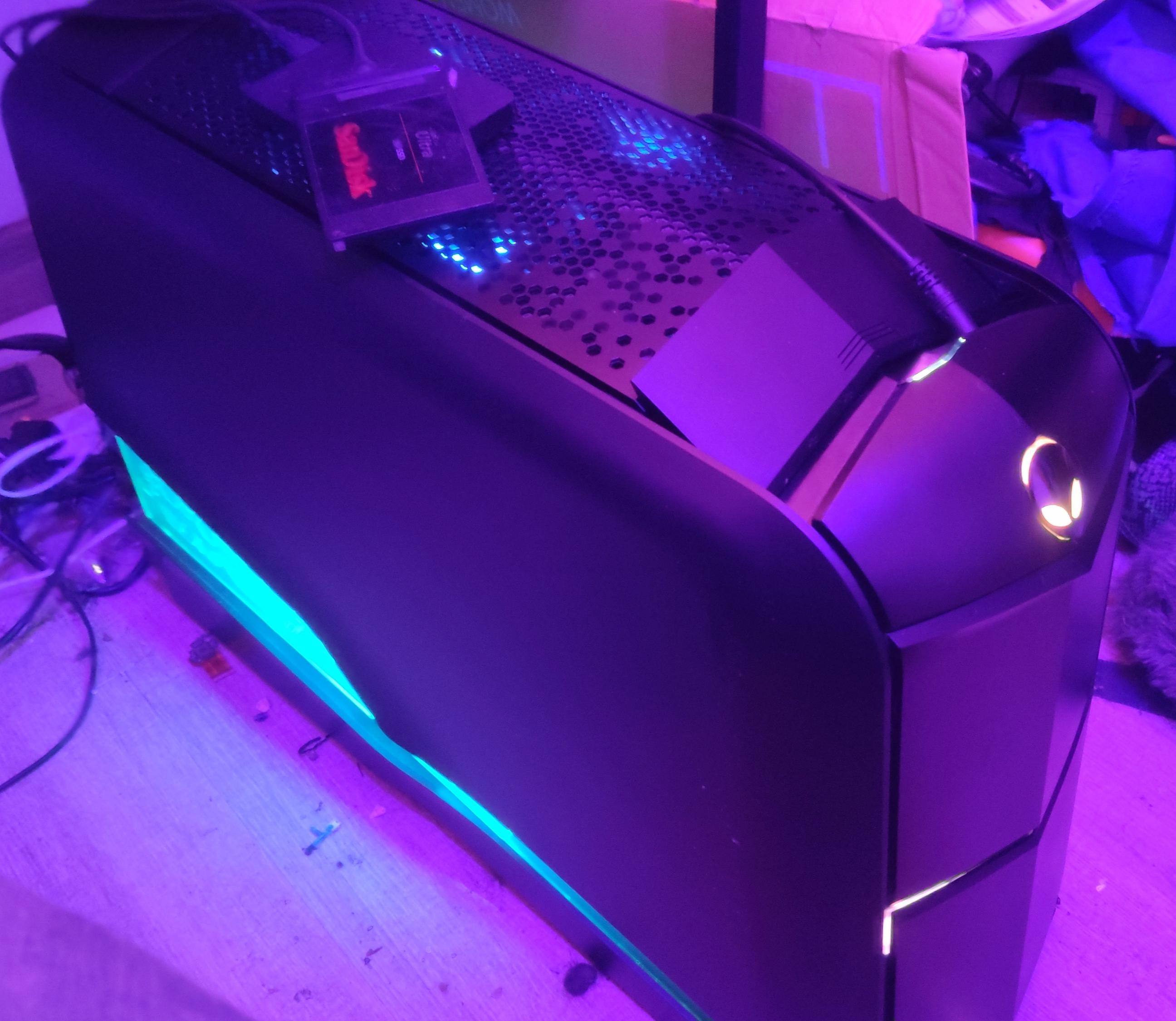 first post here ,so ,here's my Aurora R4(with a bit of modifications) r/Alienware