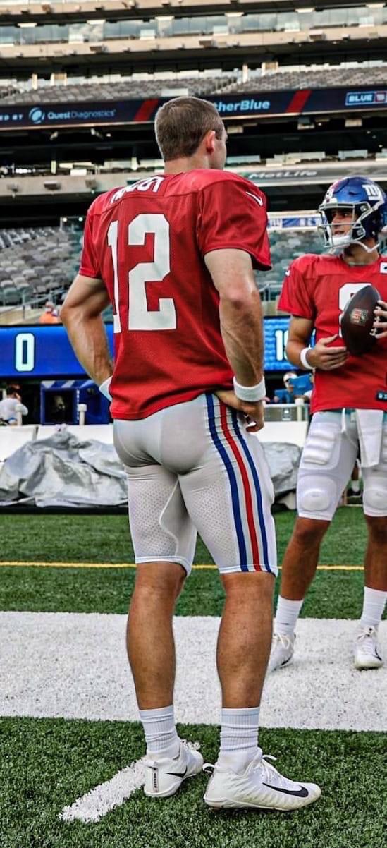 “Footballer butts” SimplySporty