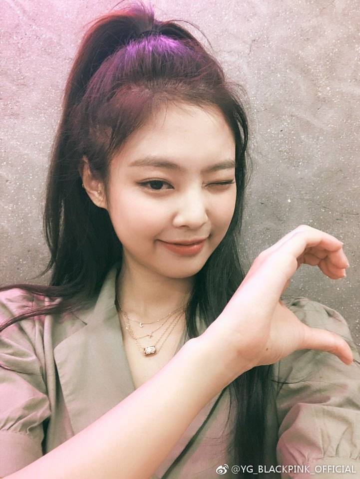 Kim Jennie's half heart 🖤 r/BlackPink