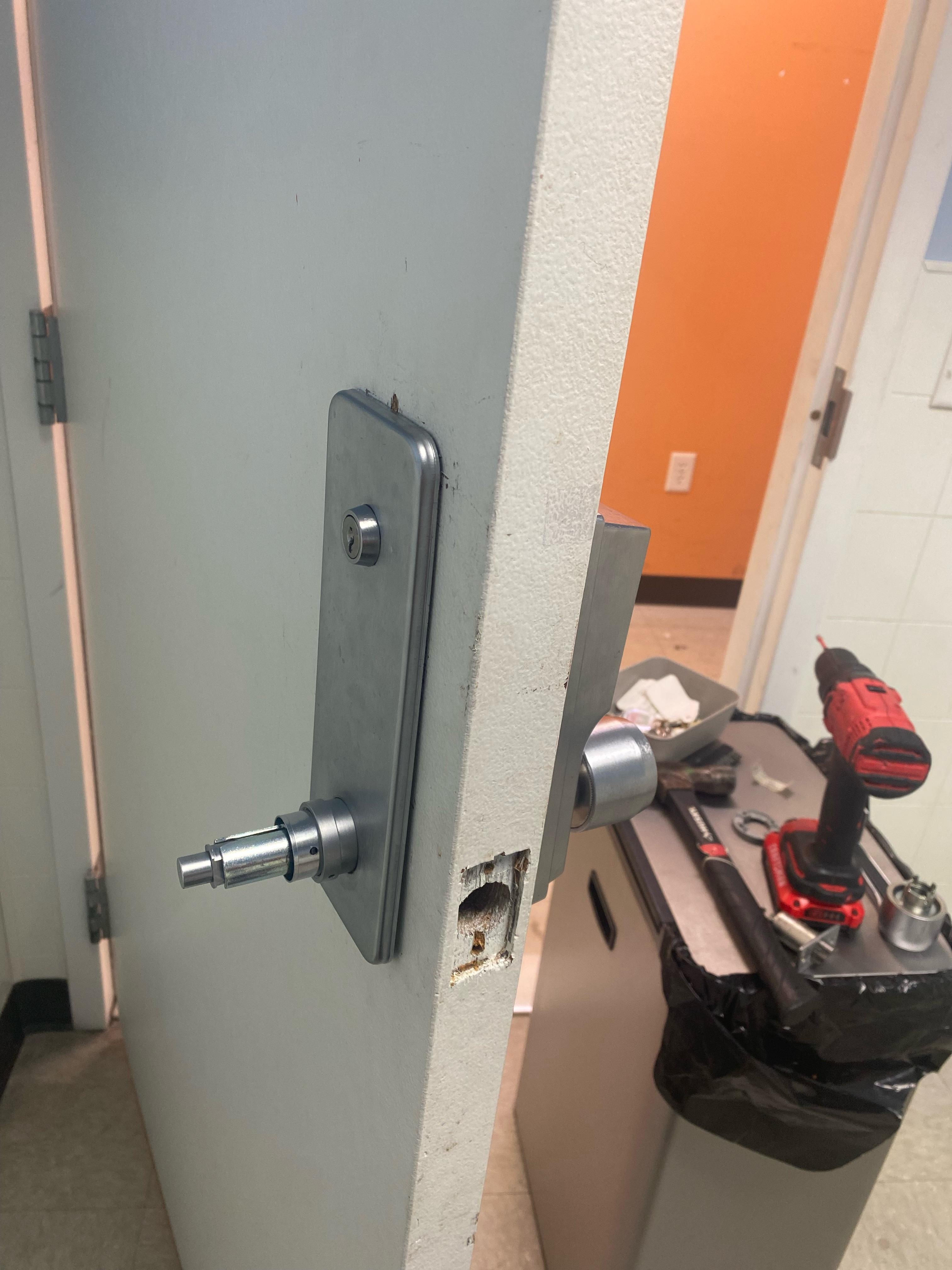 How do I remove the faceplate on the left. The cylinder lock on the top