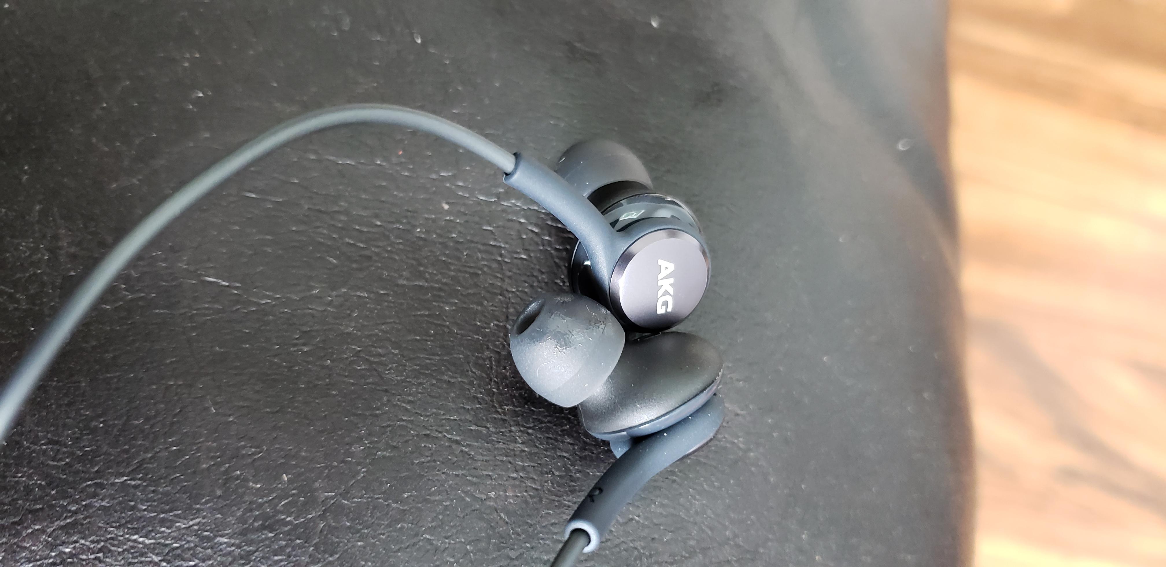 The AKG headphones from the S9+ sound amazing (100 value headphones