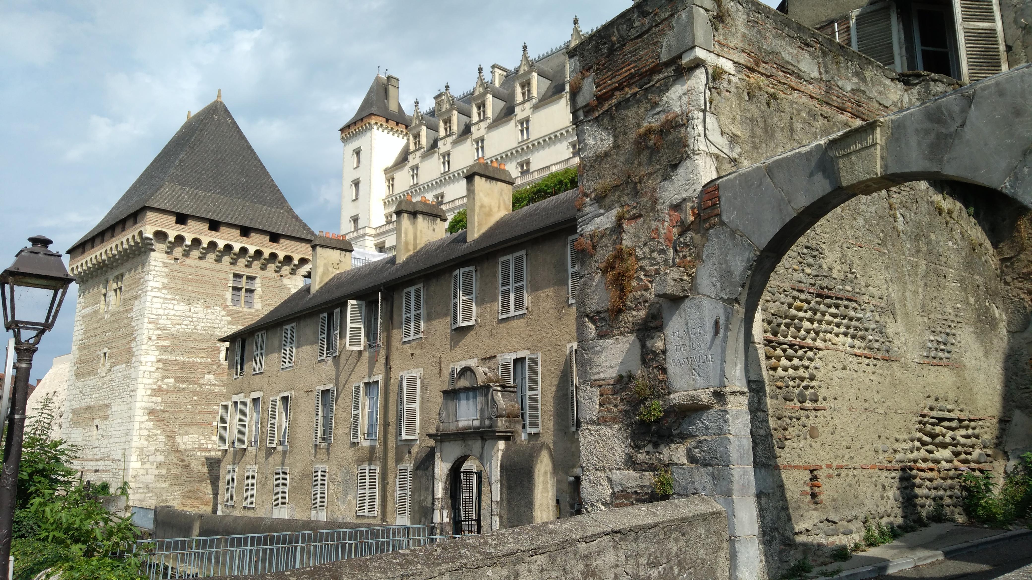 A mixture of old architecture at Pau (France) [OC] [4160x2340] r