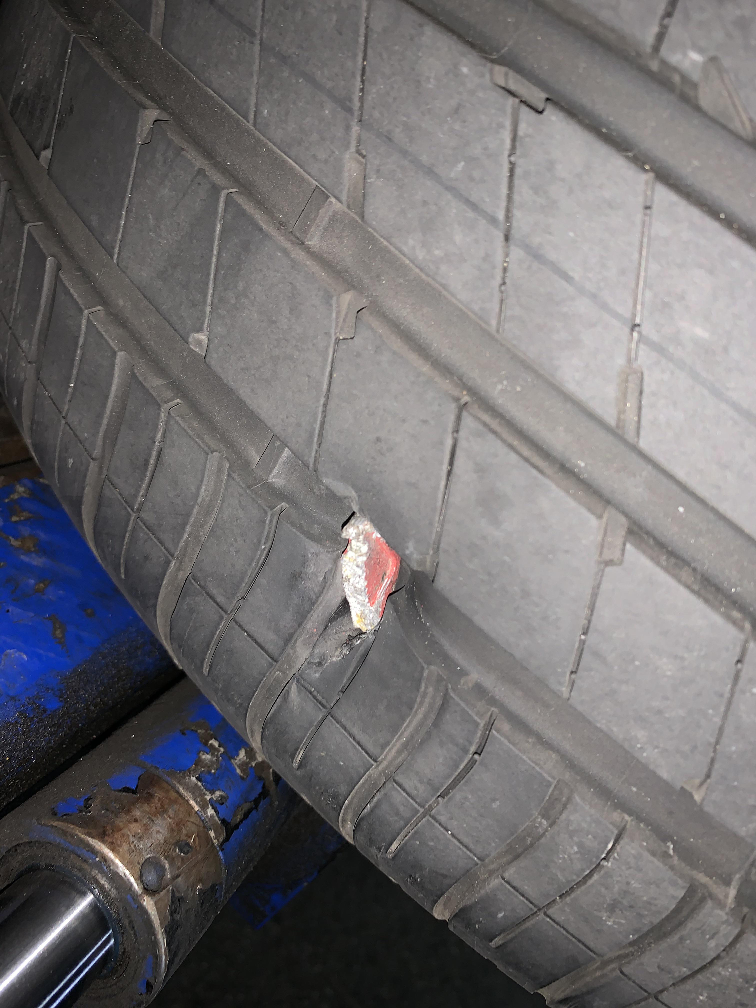 Tesla MY Induction Tires have no roadhazard warranty 😢 Got flattire