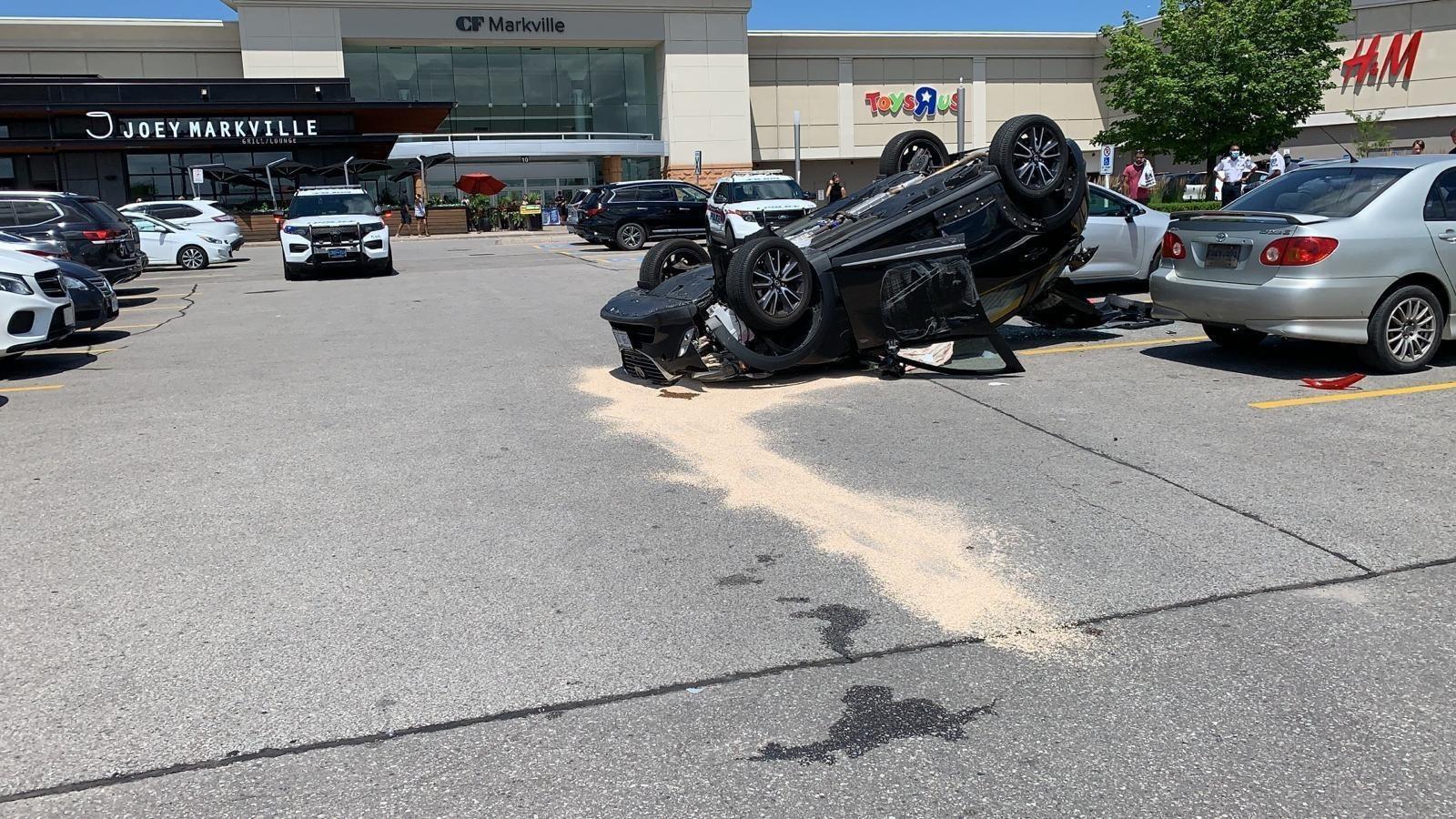 Happened at Markville Mall today, unsure about the backstory r/toronto