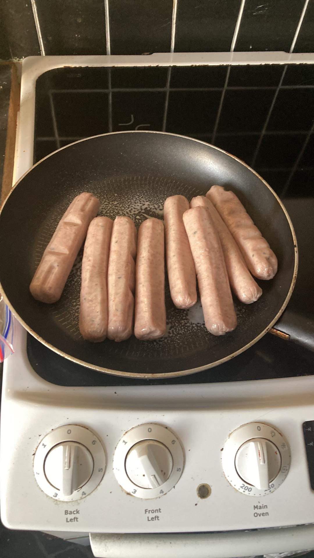 I’m frying 8 sausages that I defrosted last night r/notinteresting