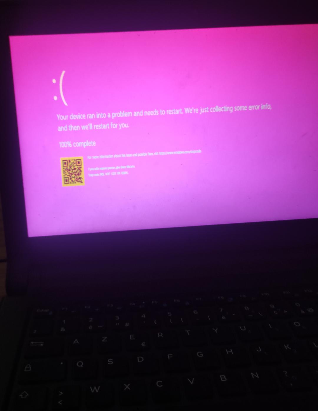 opened valorant, it crashed my laptop and got a... pink screen of death