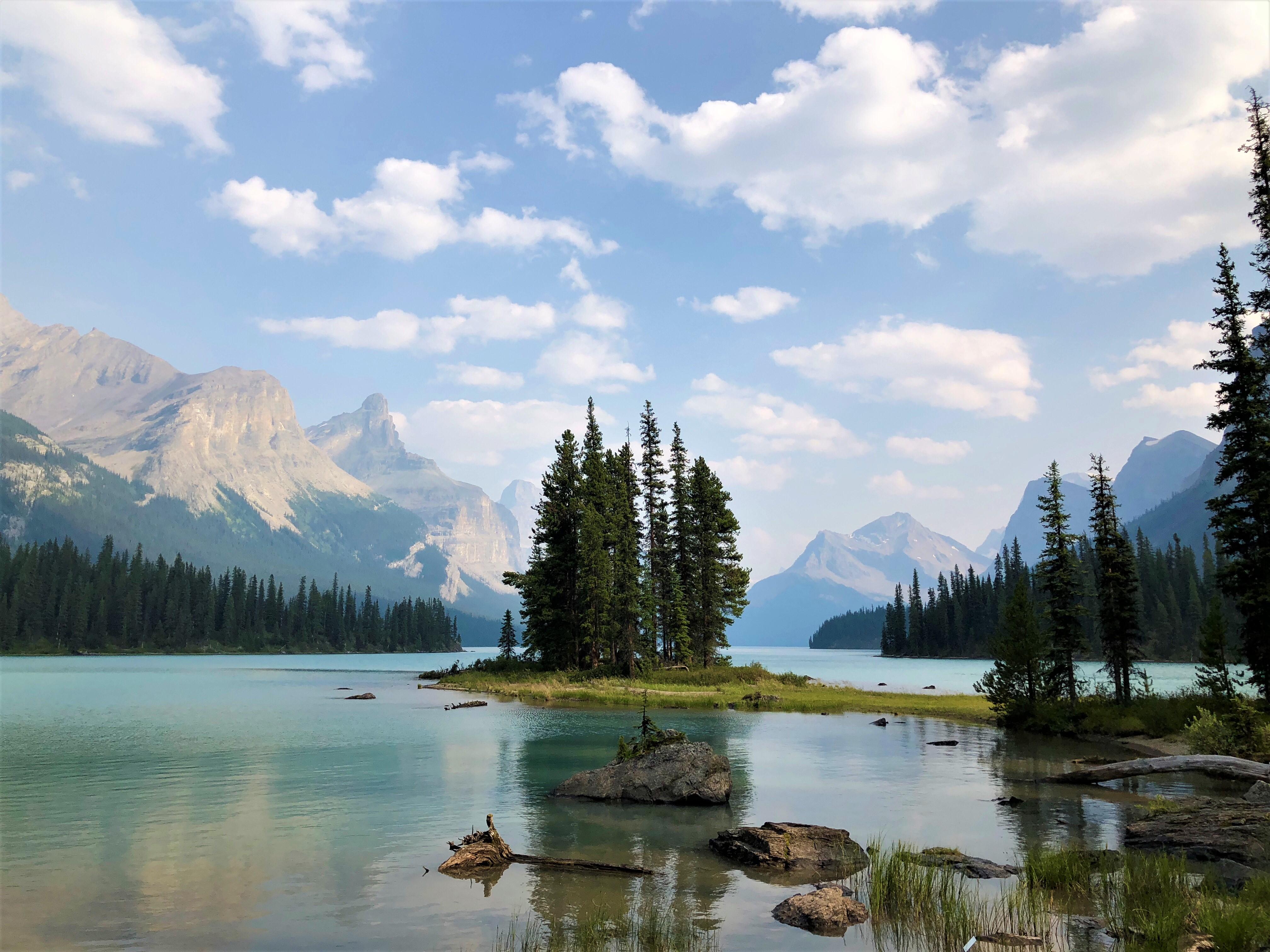 Hall of the Gods at Jasper National Park, Alberta, Canada [OC] [4032 x