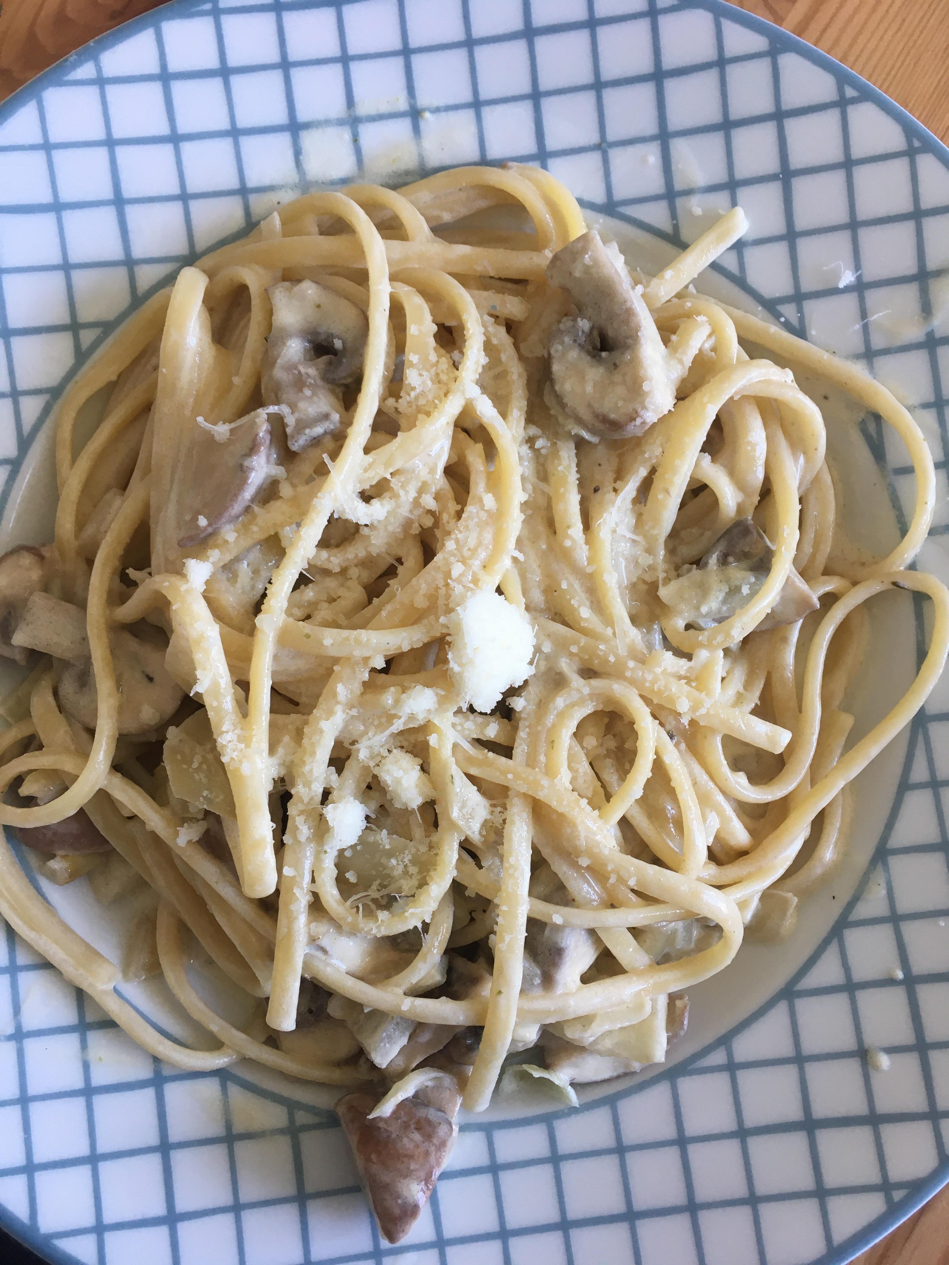 Linguine with creamy mushroom sauce (with garlic, onions and parmigiano