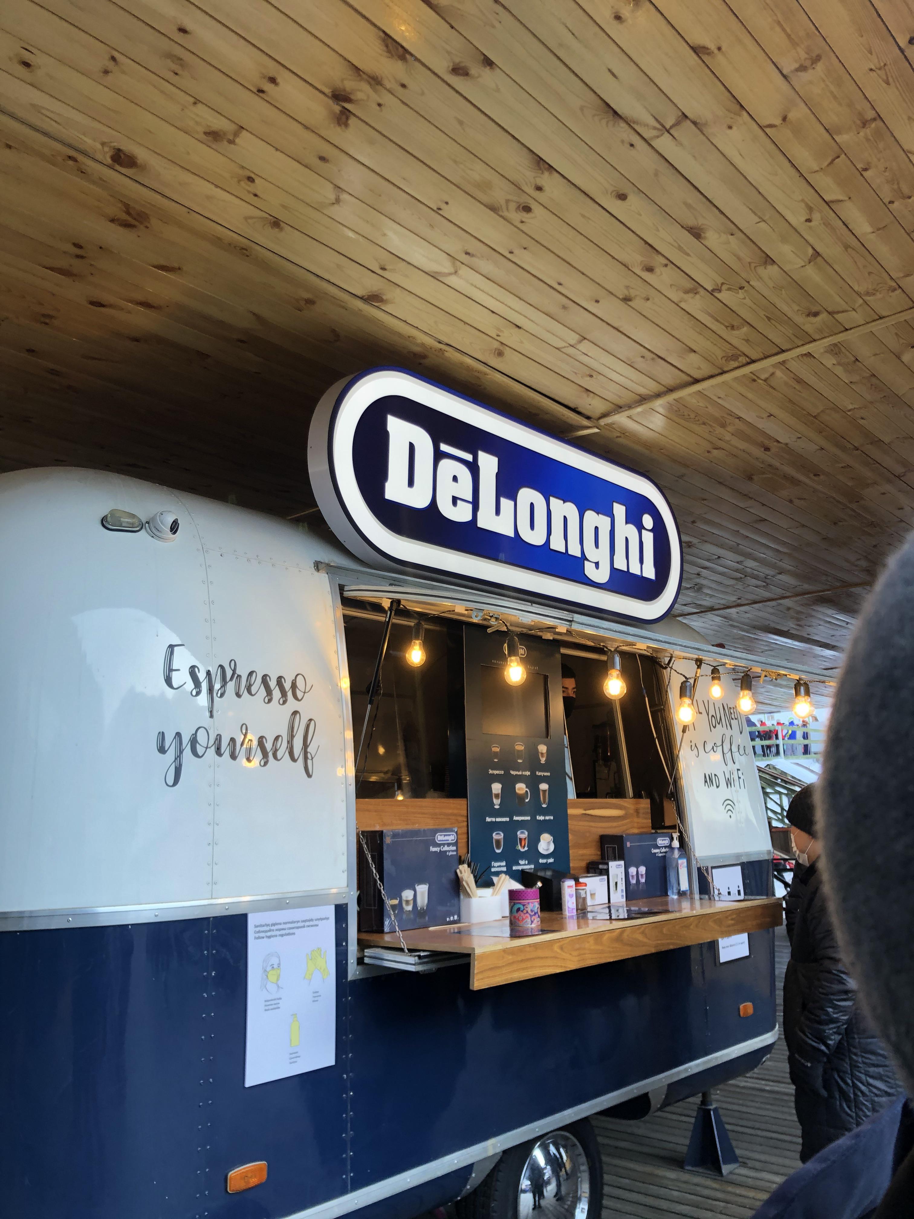 Tom opened his own coffee shop r/Blink182