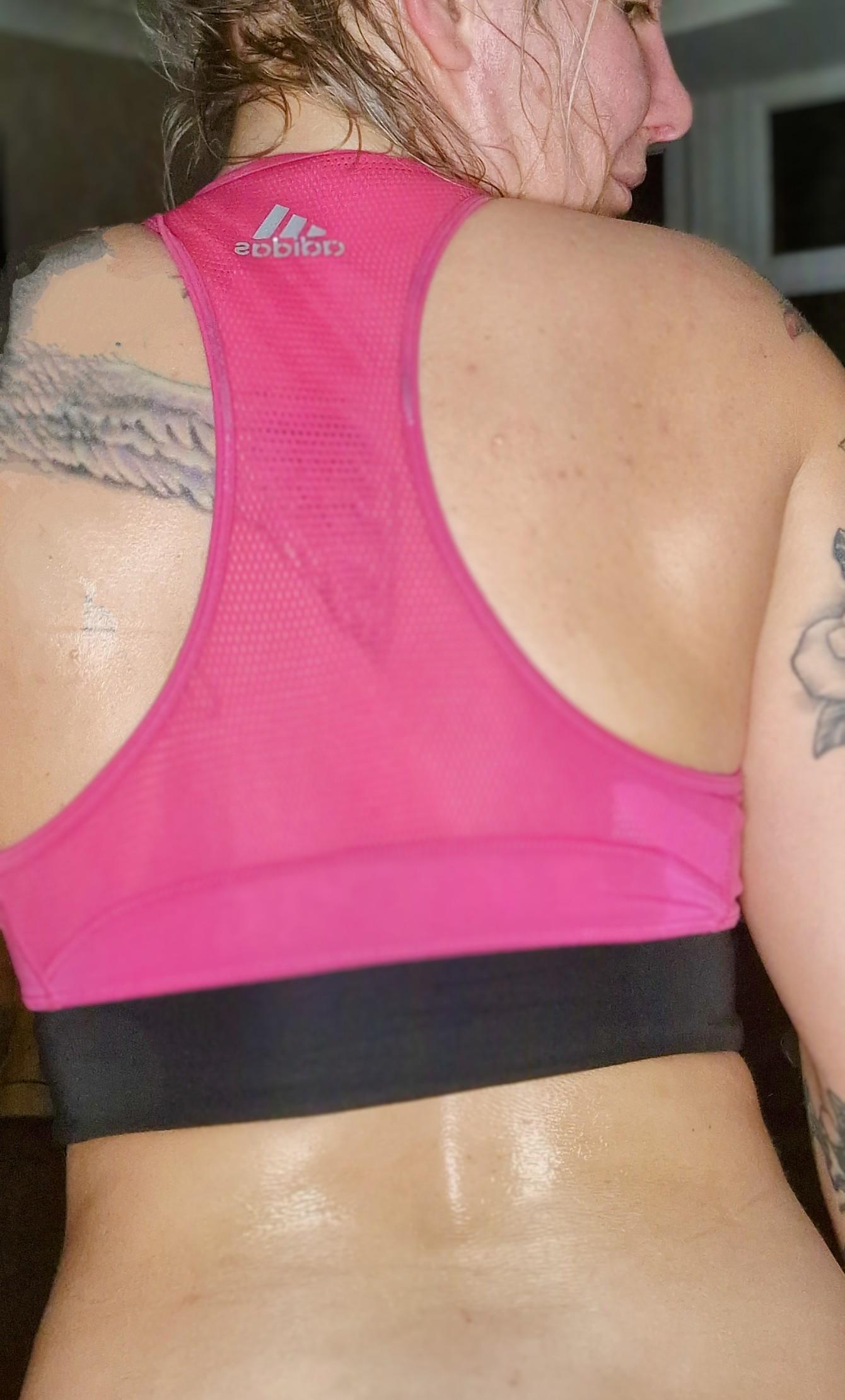 Till the sweat runs down my back, crack.... r/gymgirls