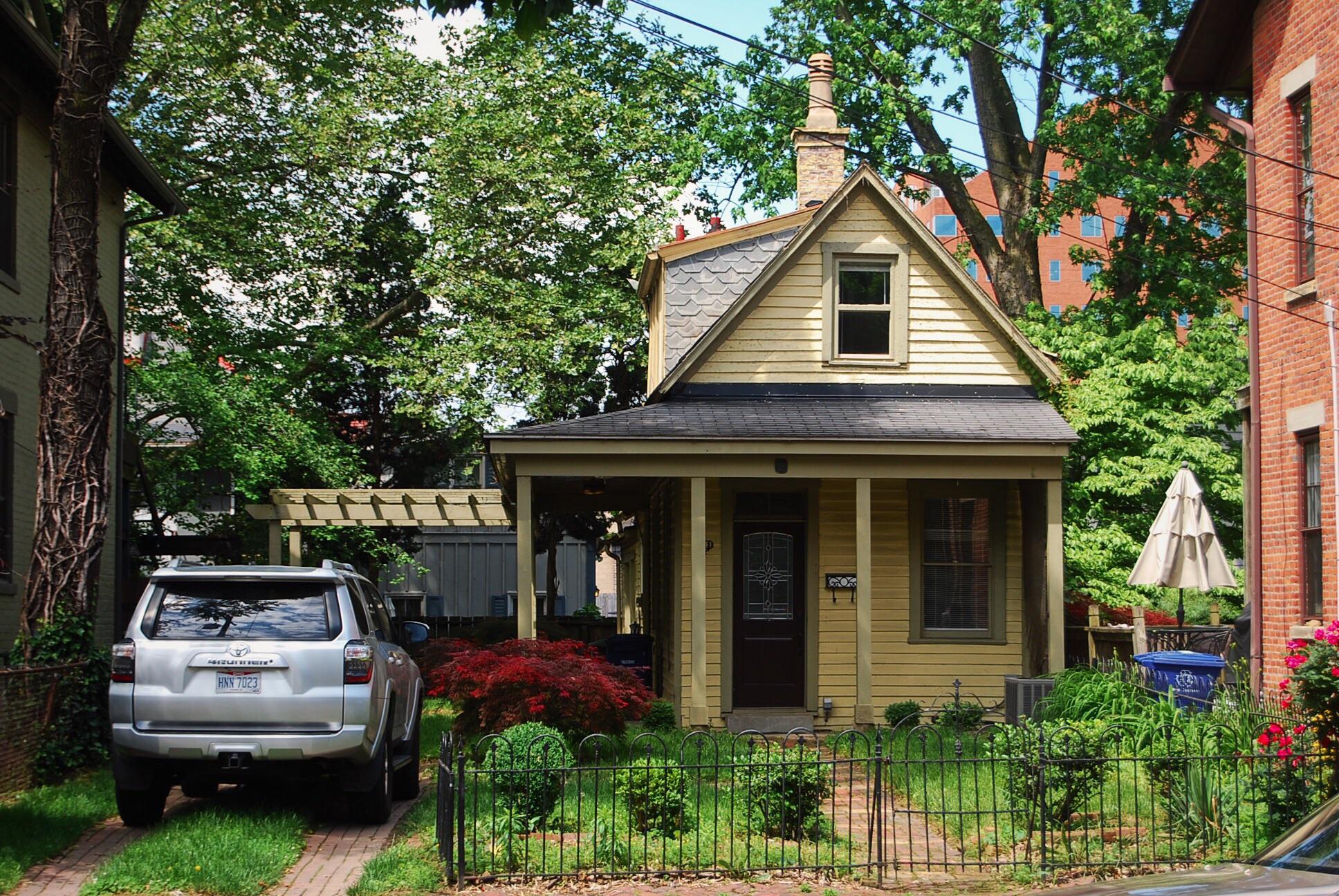 A small cottage in German Village [OC] r/Columbus