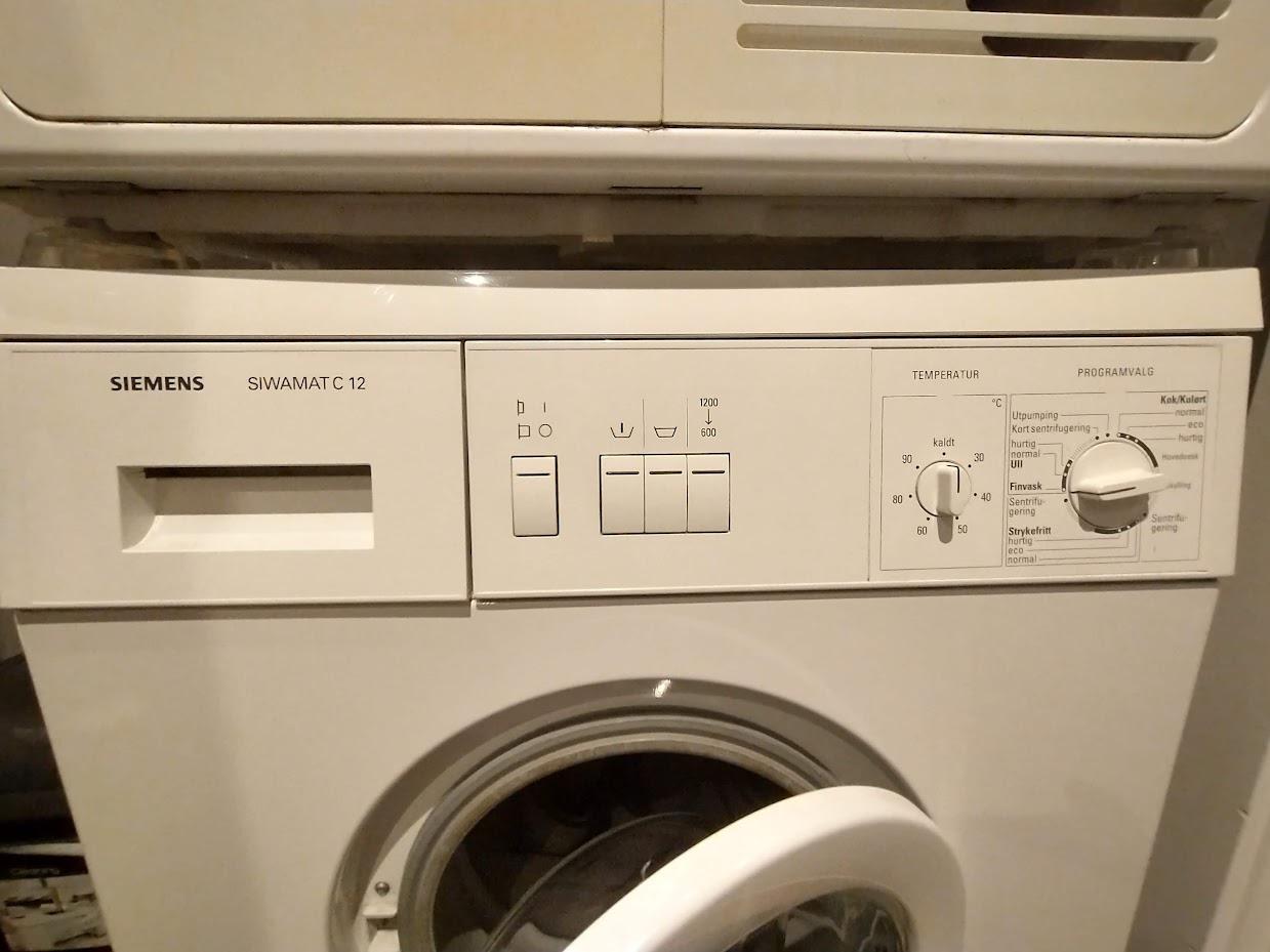Anyone know what the middle 2 buttons mean on my washing machine? r