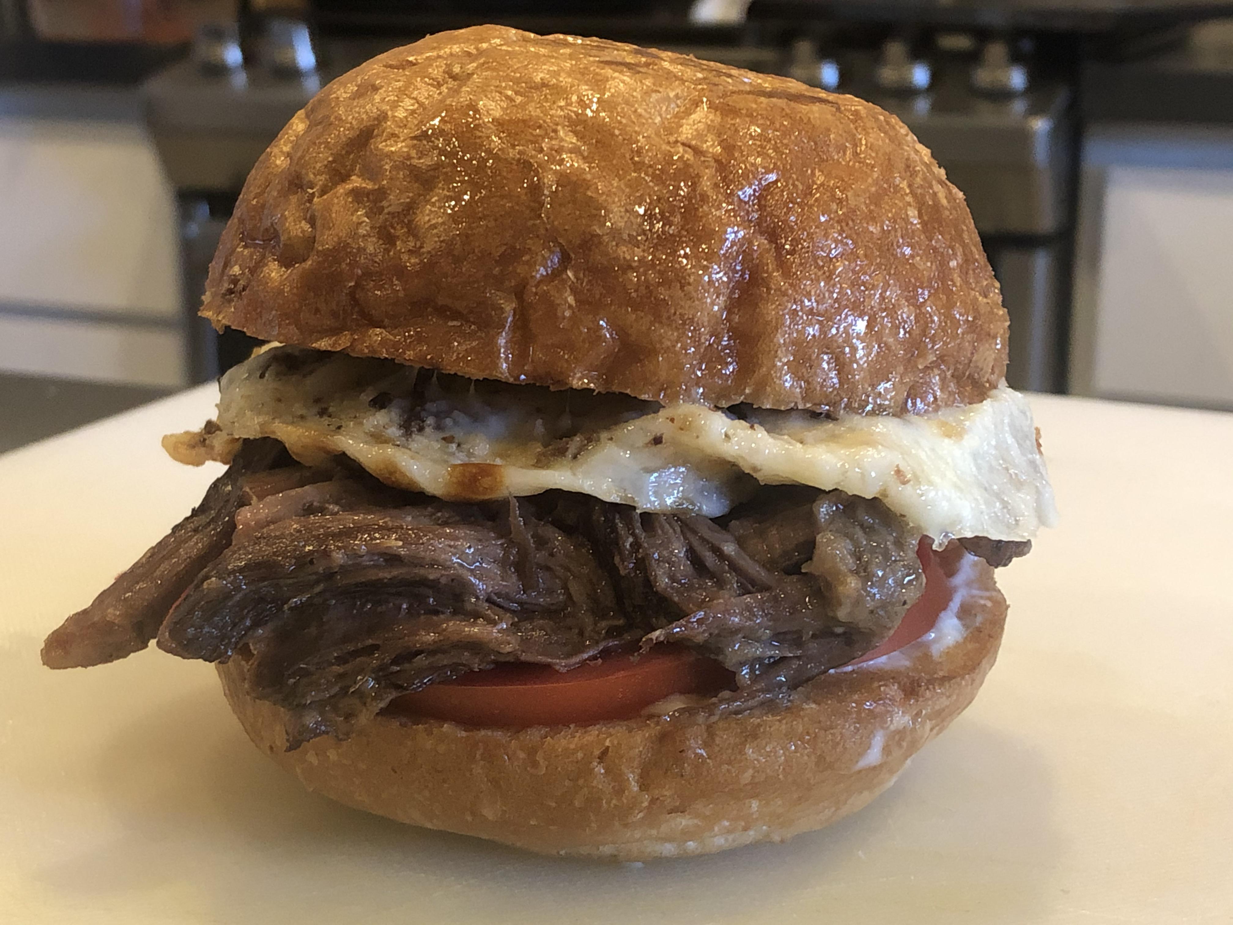 [Homemade] Pot roast sandwich with peppercorn sauce and caramelized
