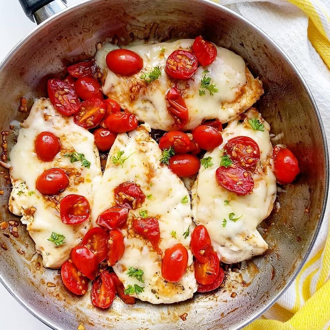 Balsamic Tomato Mozzarella Chicken 🤤 r/lowcarb