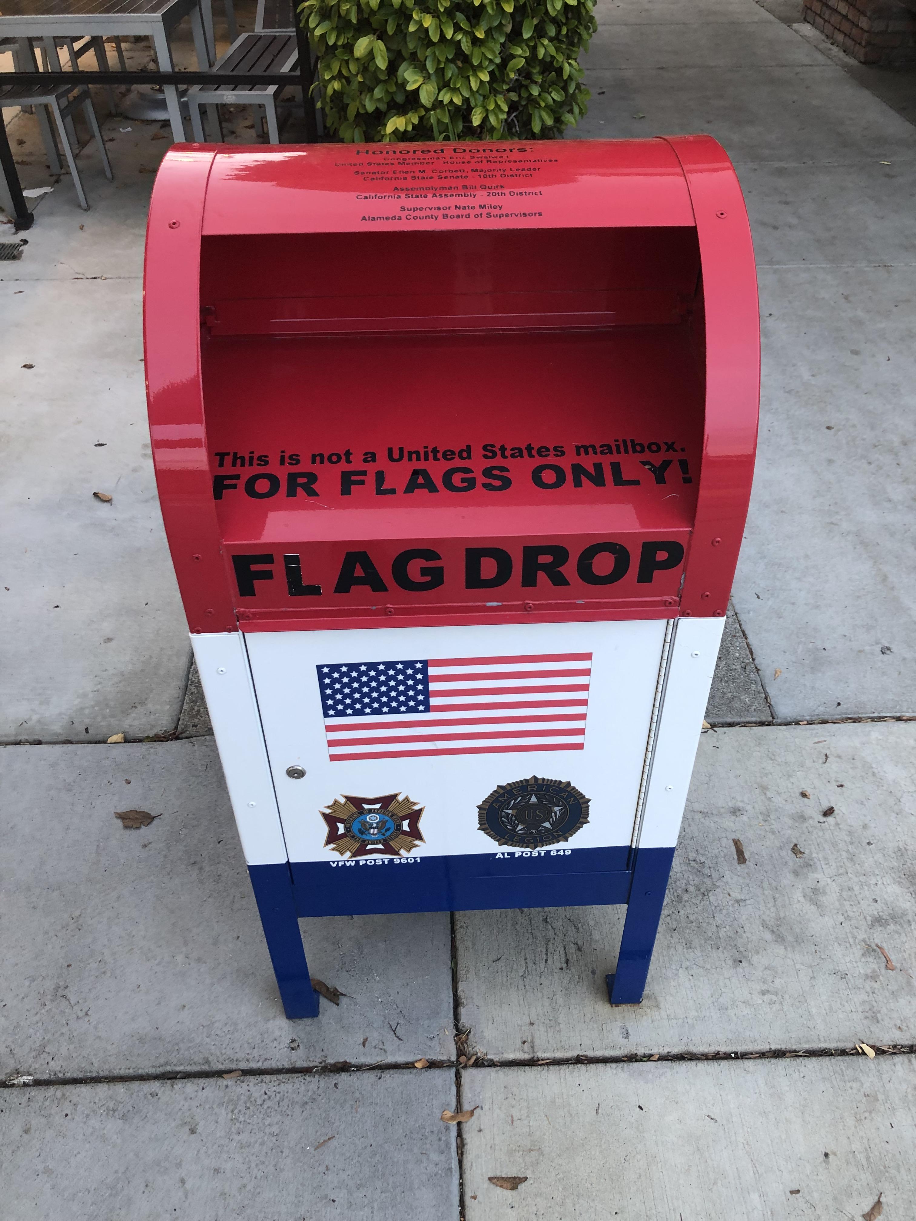American flag drop off box r/mildlyinteresting