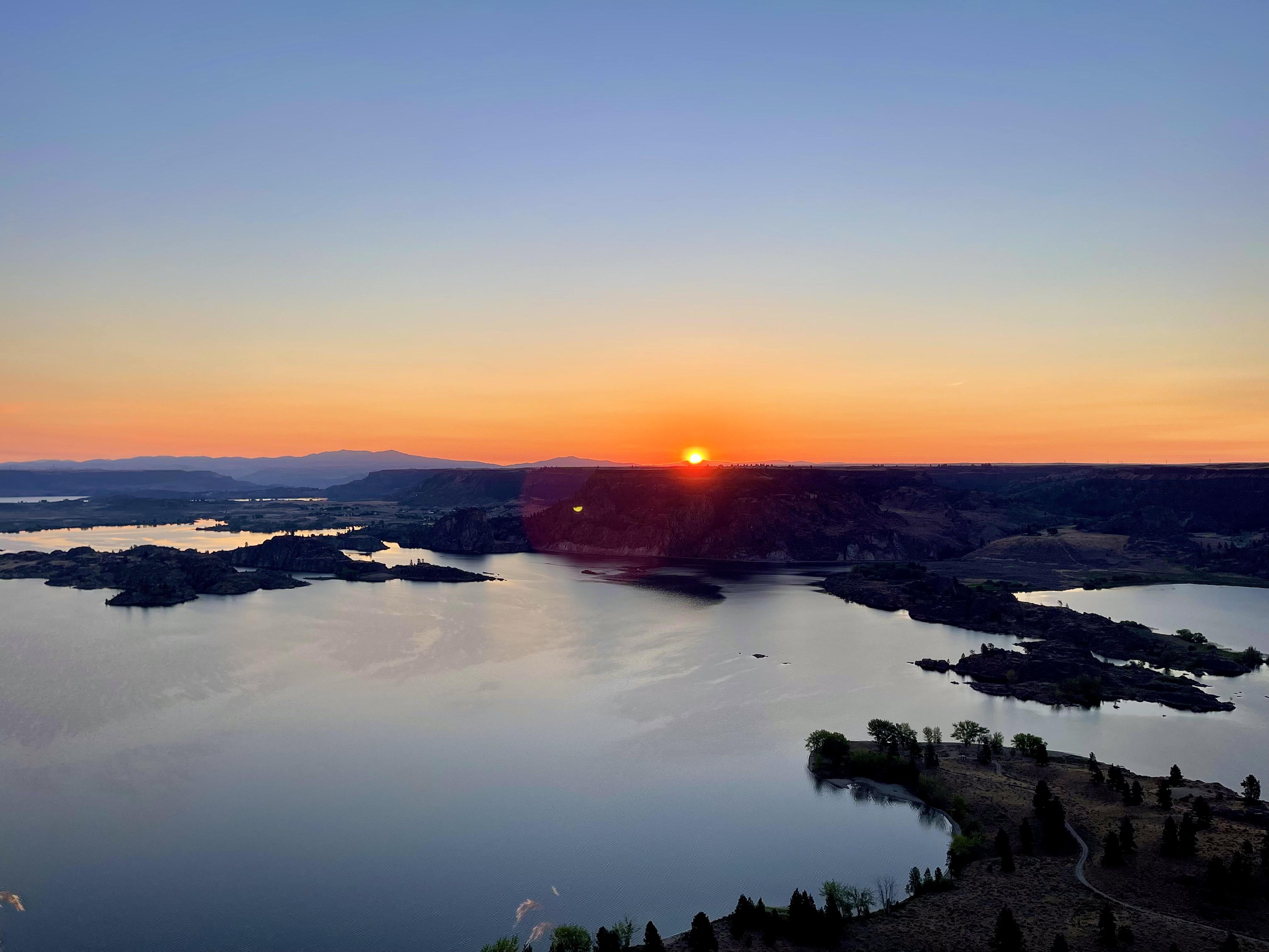 Sunrise at Banks Lake, WA r/Washington
