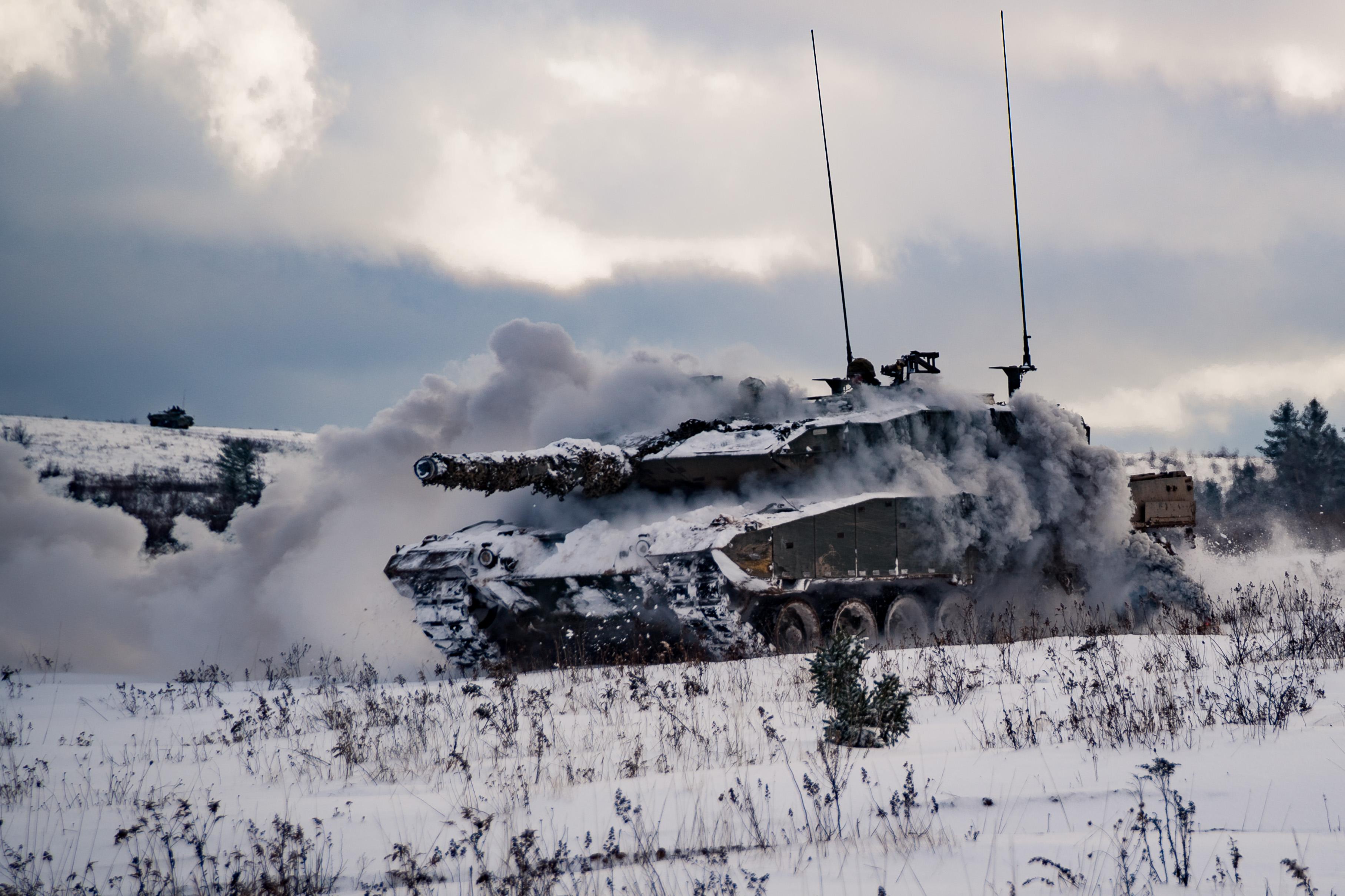 Canadian Leopard 2A4M Can doing its thing in winter (3631 × 2421) r
