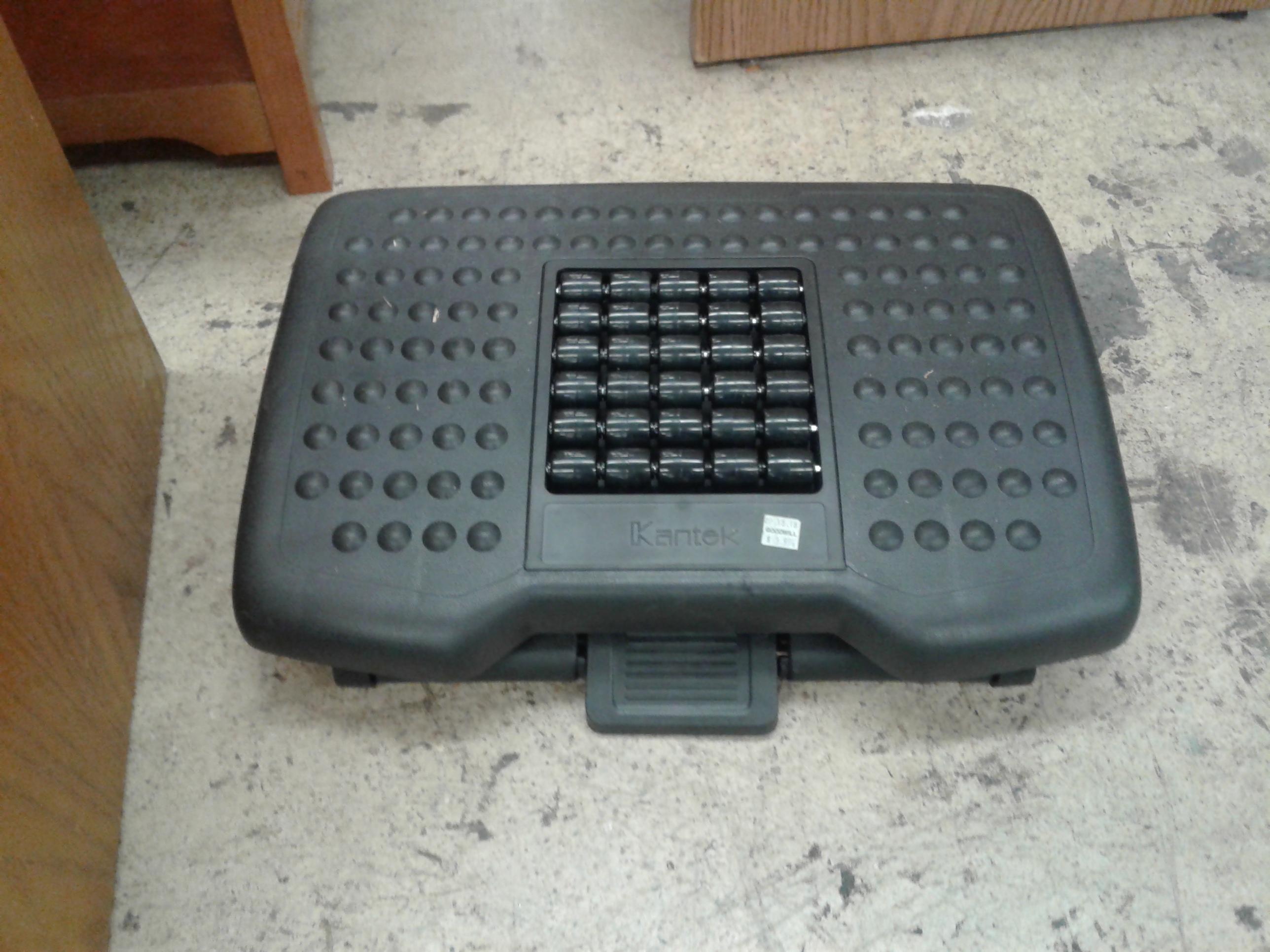 Saw this at goodwill, i think its a workout device. It rocks back and