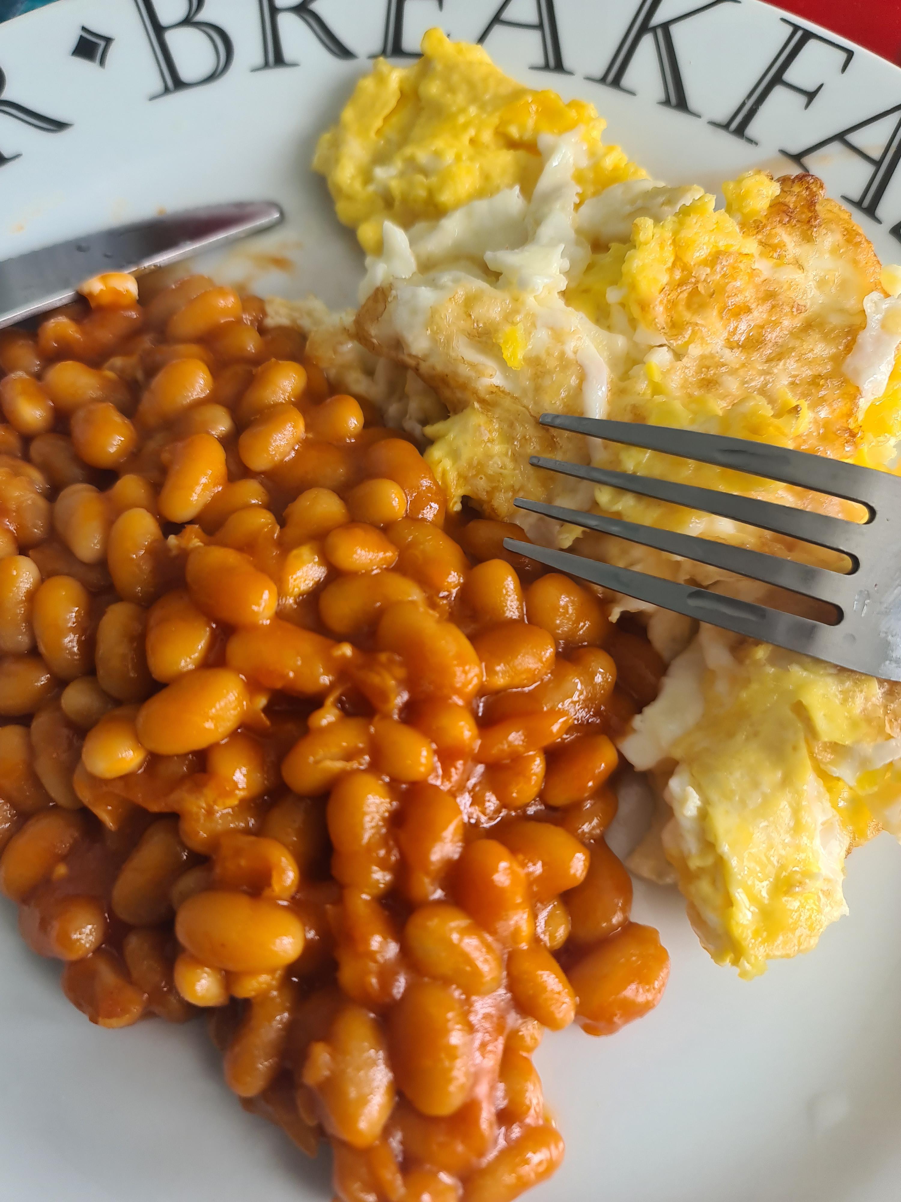 Keepin' it simple, x2 fried eggs and baked beans 😋 r/1500isplenty